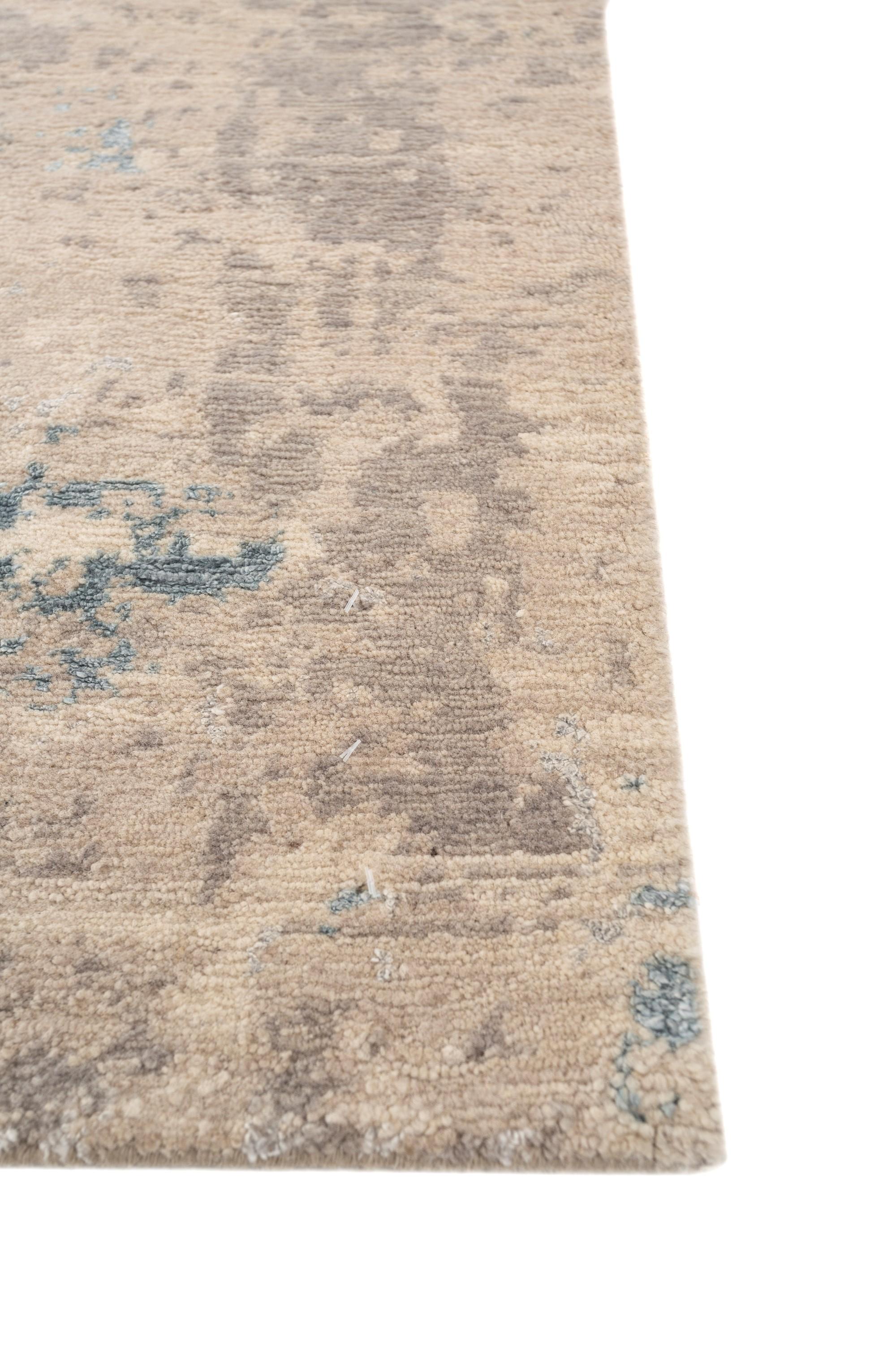 Embarquez pour un voyage visuel qui s'apparente au déclin progressif des civilisations avec notre tapis noué à la main, une ode au design moderne. Les motifs de ce chef-d'œuvre créent un sentiment de désordre, tout en offrant paradoxalement un calme