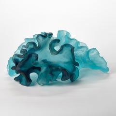 Serene Duo, una scultura in vetro fuso blu e turchese di Monette Larsen
