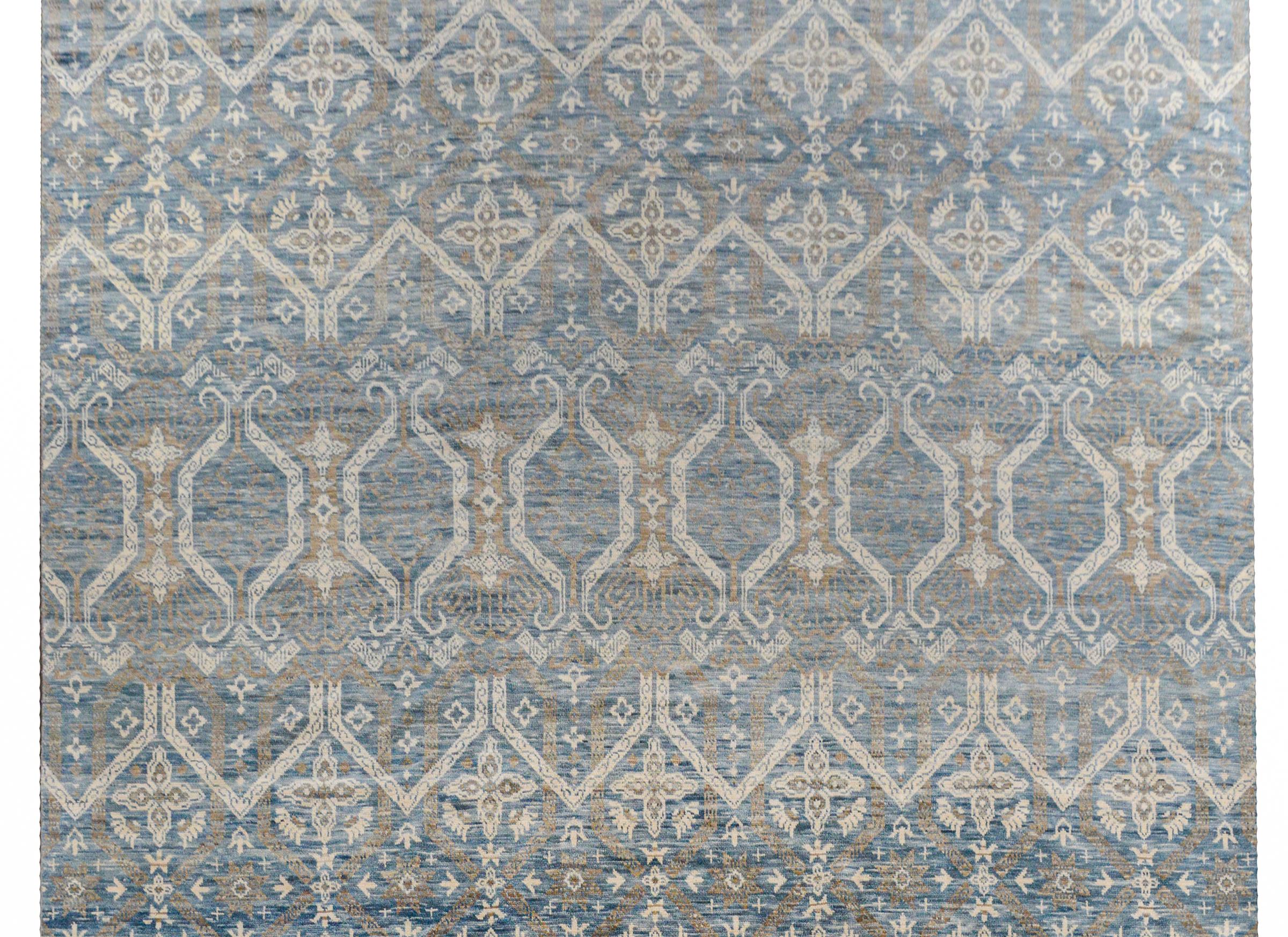 Ein ruhiger, zeitgenössischer, handgewebter indischer Teppich mit einem Gitter- und Blumenmuster in wunderschönen Blau- und Cremetönen.