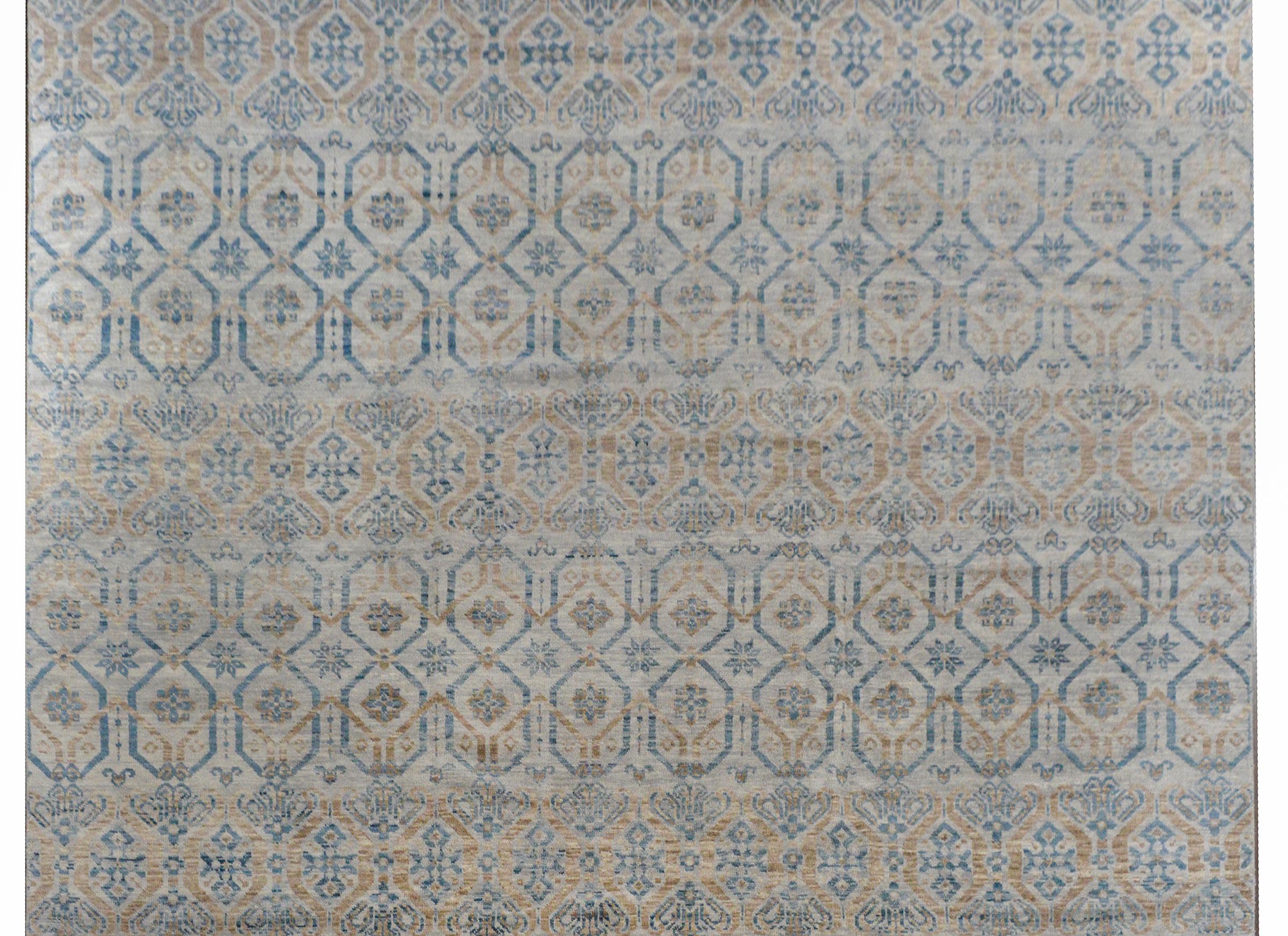 Un sereno tappeto indiano contemporaneo tessuto a mano con un motivo floreale e a reticolo all-over, realizzato in meravigliose tonalità di blu e crema.