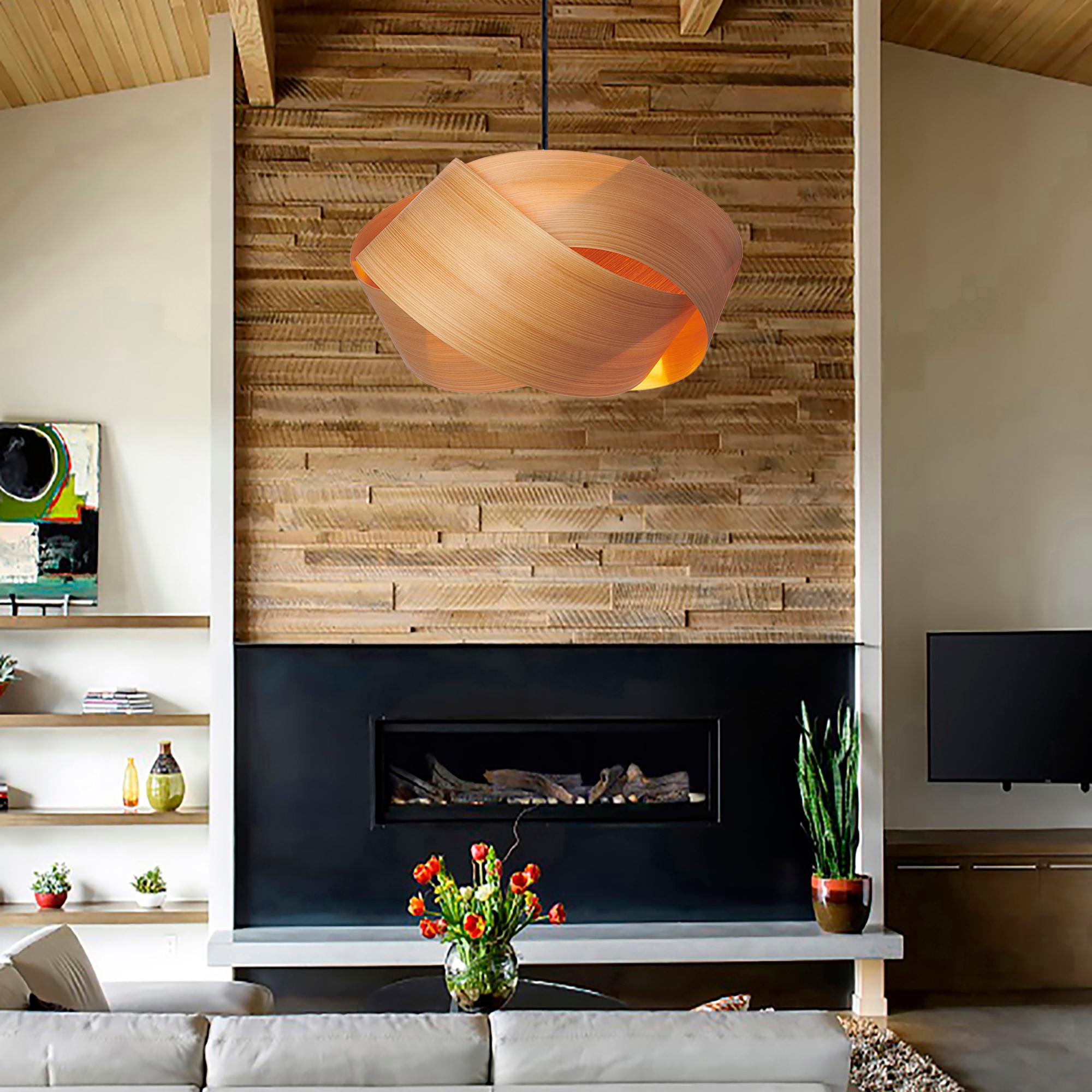 Die Pendelleuchte Serene ist eine zeitgenössische Mid-Century-Modern-Leuchte mit skandinavischem Design und organisch-moderner Komposition. Diese minimalistische, luxuriöse Pendelleuchte aus Holzfurnier ist die perfekte Lösung, um einen Hauch von