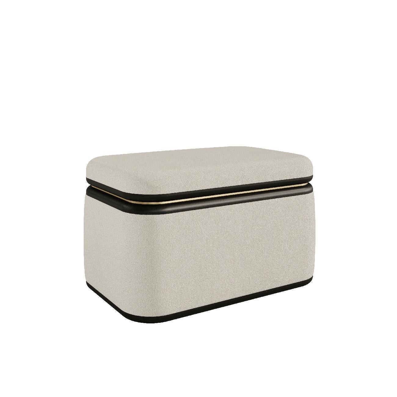 Der Hocker Serene ist eine einfache und vielseitige Ergänzung.

Eine elegante und raffinierte Form, die sowohl als Hocker als auch als Couchtisch verwendet werden kann, um ein diskretes und elegantes Ergebnis zu erzielen.

Show in gepolstert mit