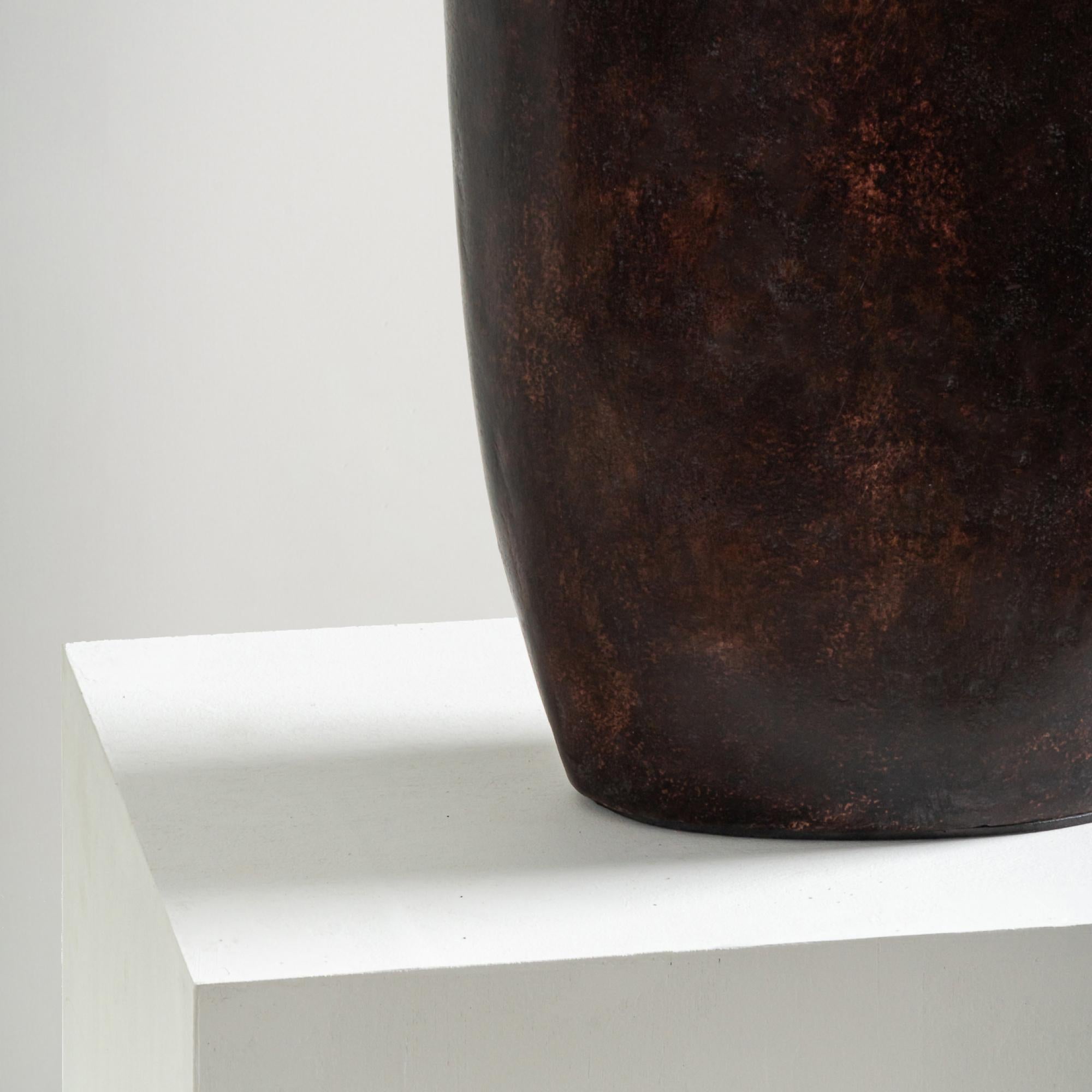 Indonesiano Vaso alto Serene, forma organica fatta a mano in bronzo marrone in vendita