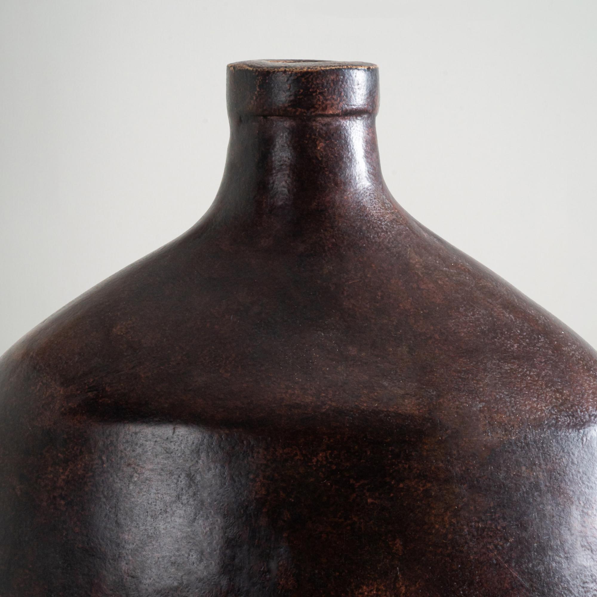 Fatto a mano Vaso alto Serene, forma organica fatta a mano in bronzo marrone in vendita