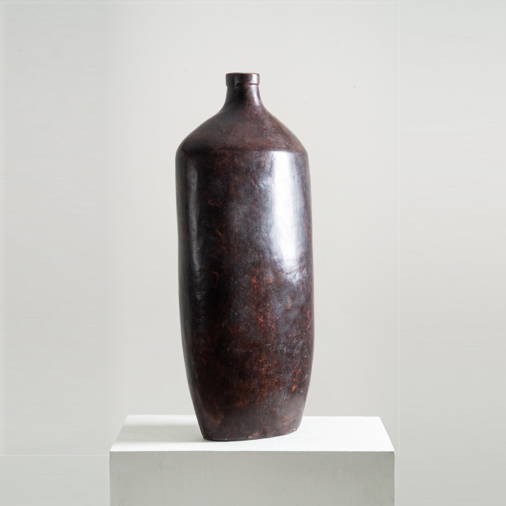 Vaso alto Serene, forma organica fatta a mano in bronzo marrone In condizioni Nuovo in vendita a New York, US