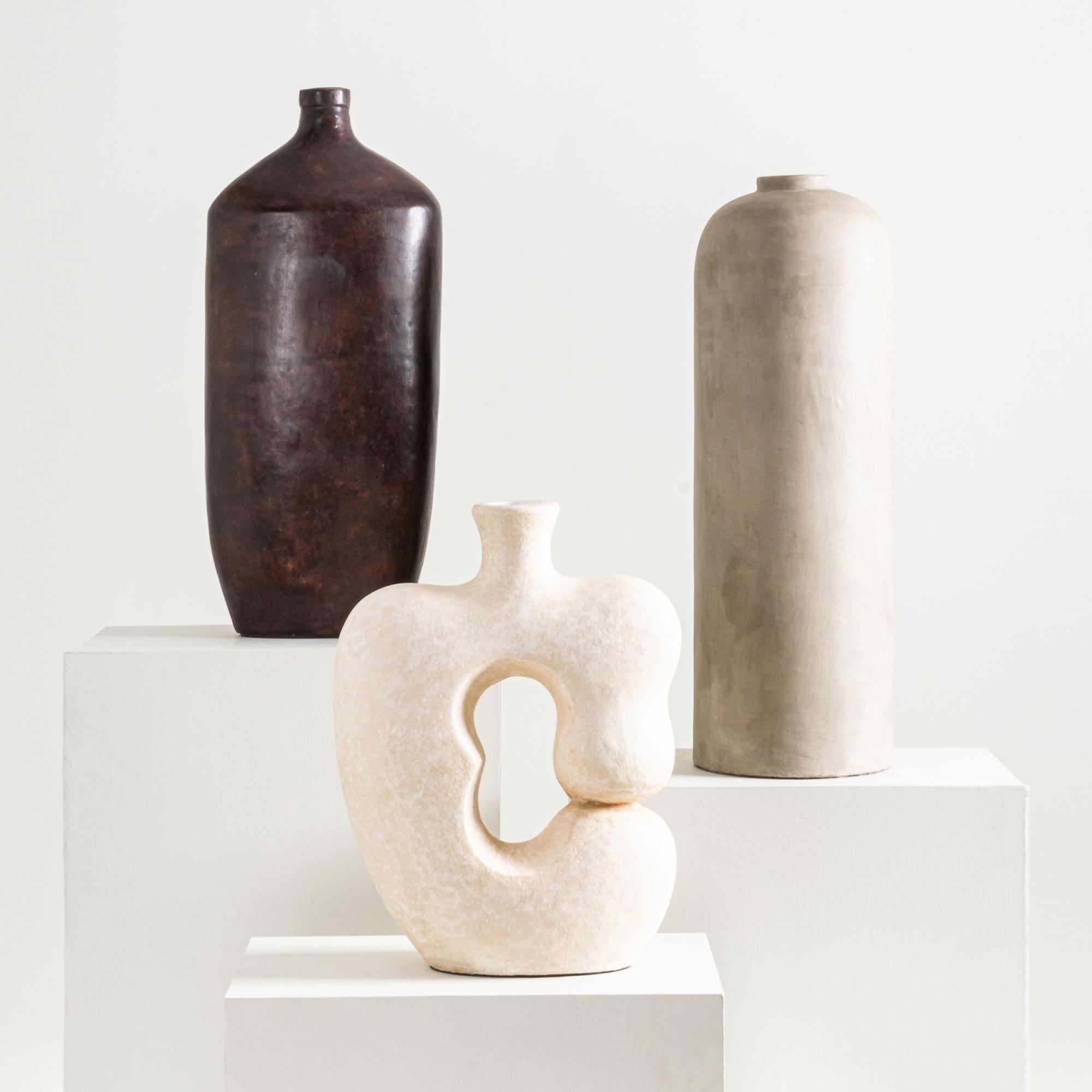 XXI secolo e contemporaneo Vaso alto Serene, forma organica fatta a mano in bronzo marrone in vendita