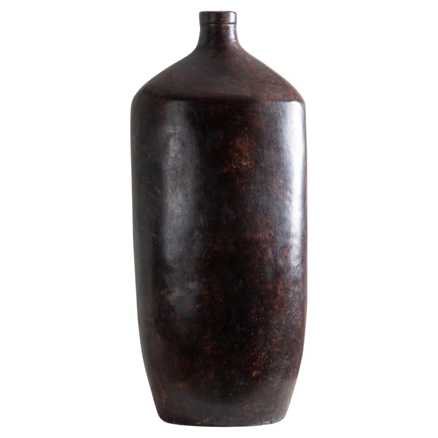 Vaso alto Serene, forma organica fatta a mano in bronzo marrone
