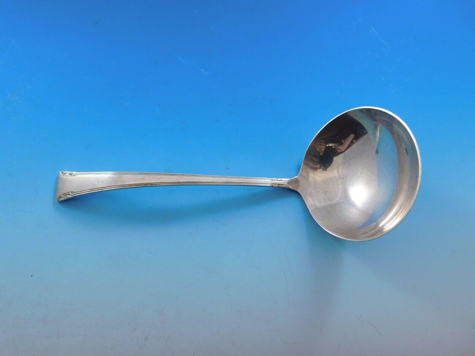 Dinner Size Serenity by International Besteck aus Sterlingsilber, 74 Teile. Dieses Set enthält:

12 Messer in Tafelgröße, 9 1/2