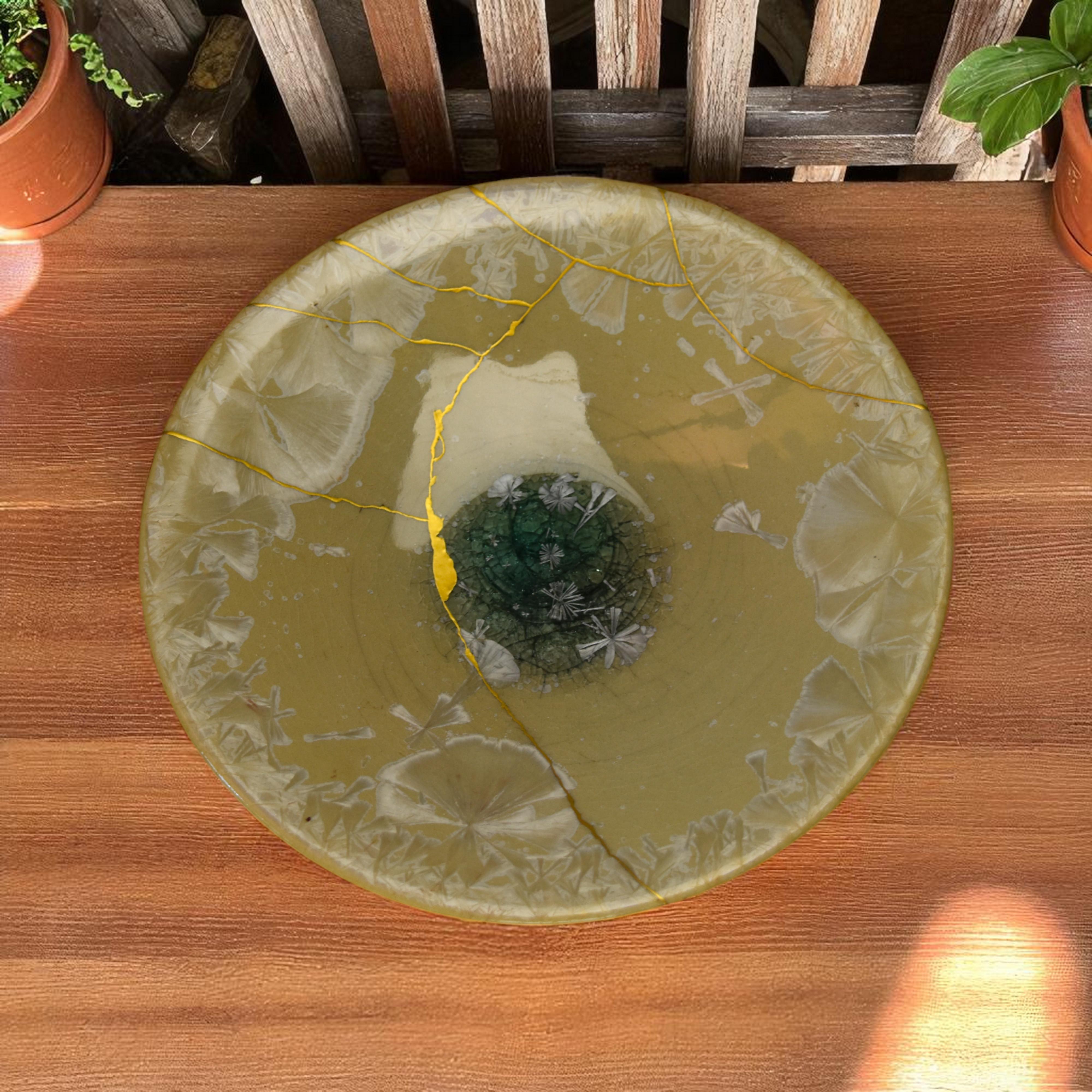 
Wiederhergestellte Gelassenheit: Kintsugi Celadon White Bowl, eine Ode an die reparierte Schönheit

Entdecken Sie ein einzigartiges Kunstobjekt, das eine tiefgründige Philosophie in sich trägt: eine Porzellanschale von seltener Zartheit, verziert