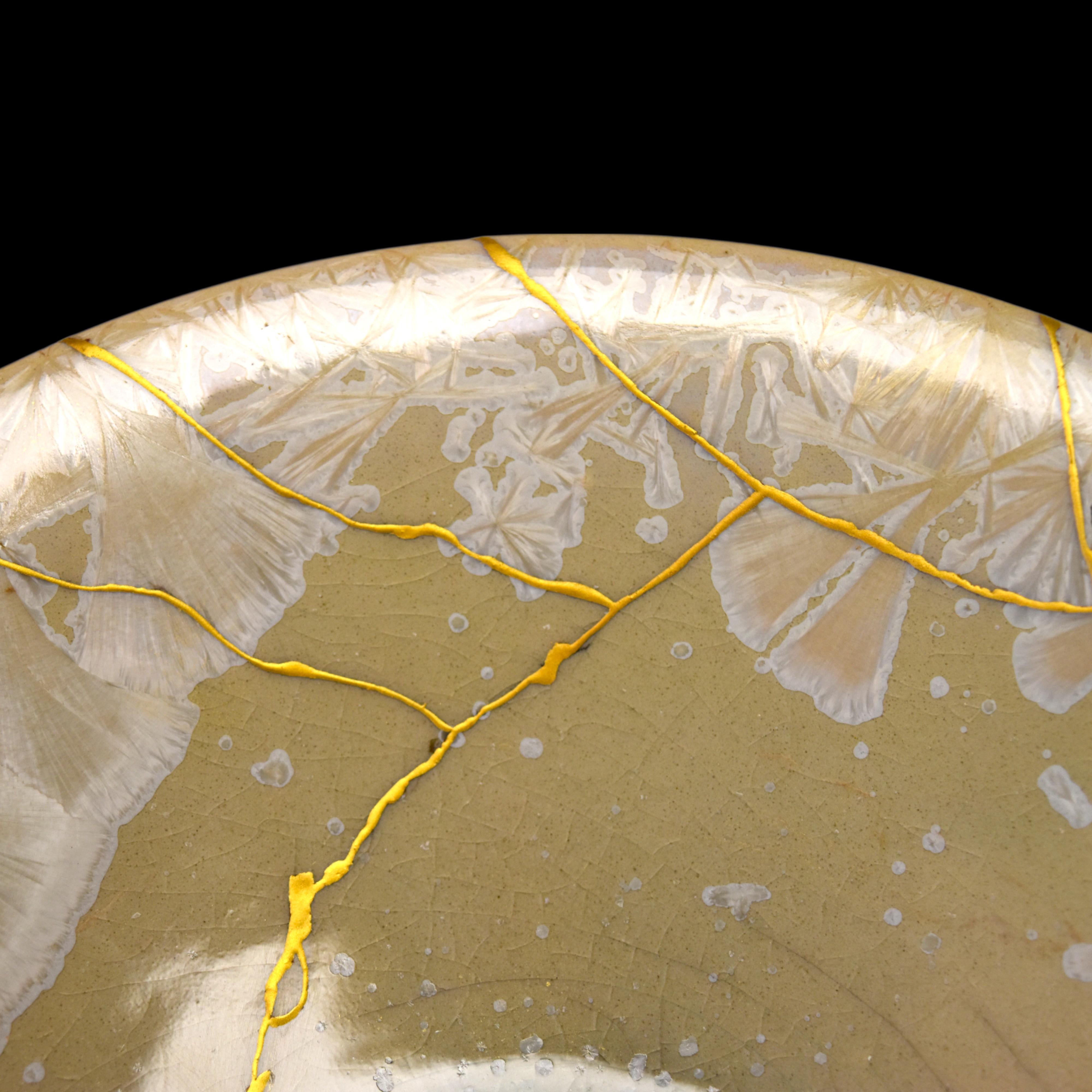 Gelassenheit wiederhergestellt: Kintsugi Celadon White Schale im Zustand „Hervorragend“ im Angebot in MEAUX, FR