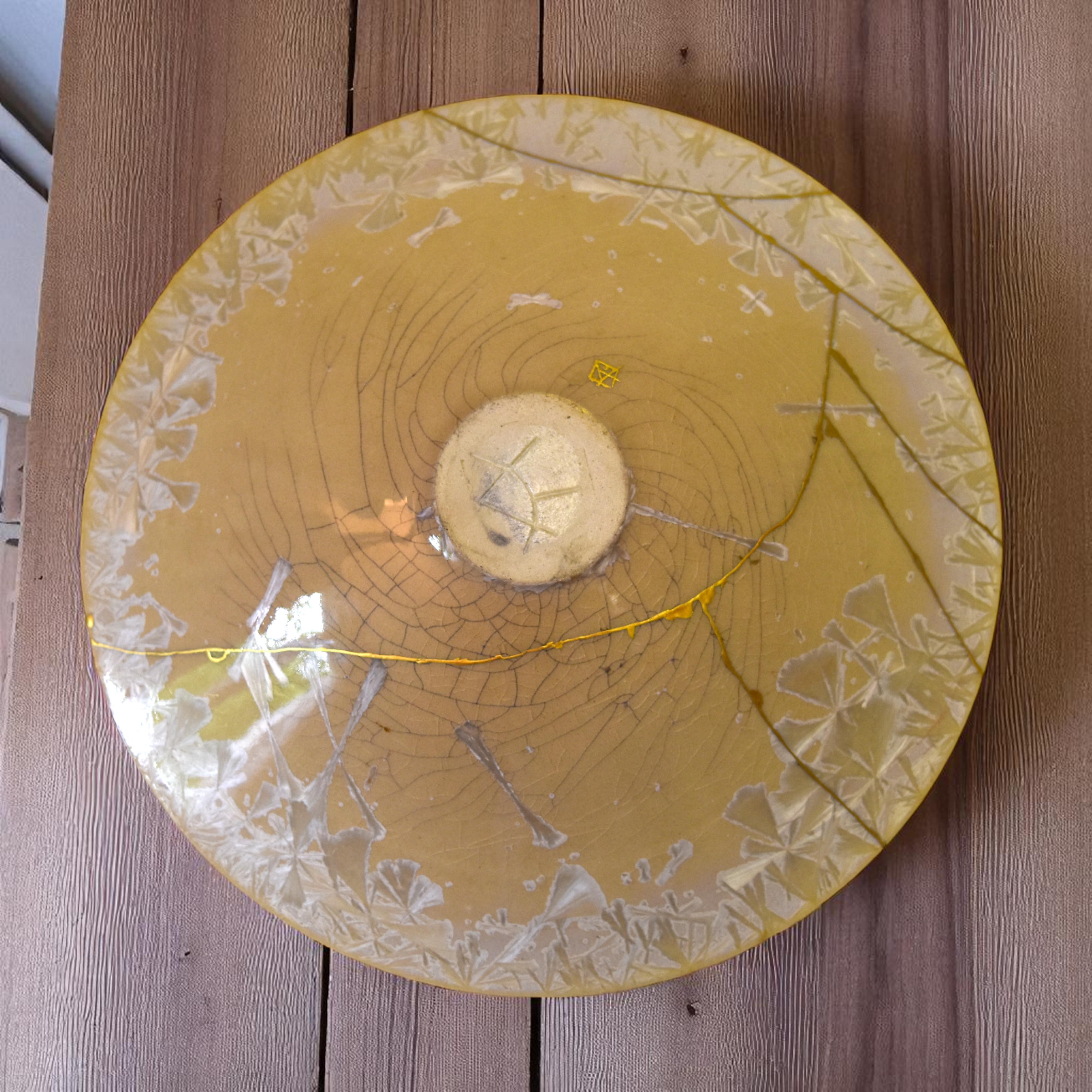 Gelassenheit wiederhergestellt: Kintsugi Celadon White Schale (21. Jahrhundert und zeitgenössisch) im Angebot