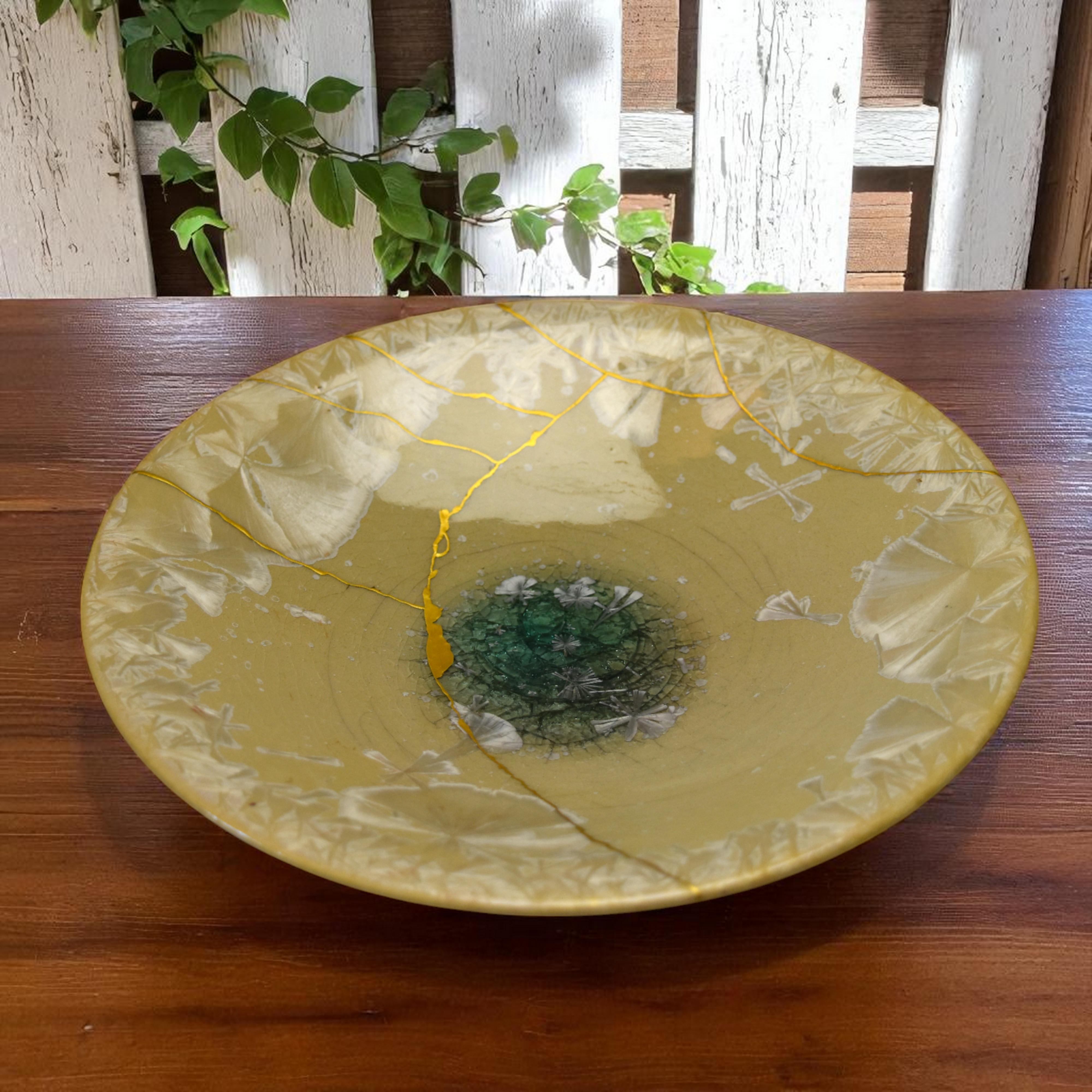 Gelassenheit wiederhergestellt: Kintsugi Celadon White Schale im Angebot 1