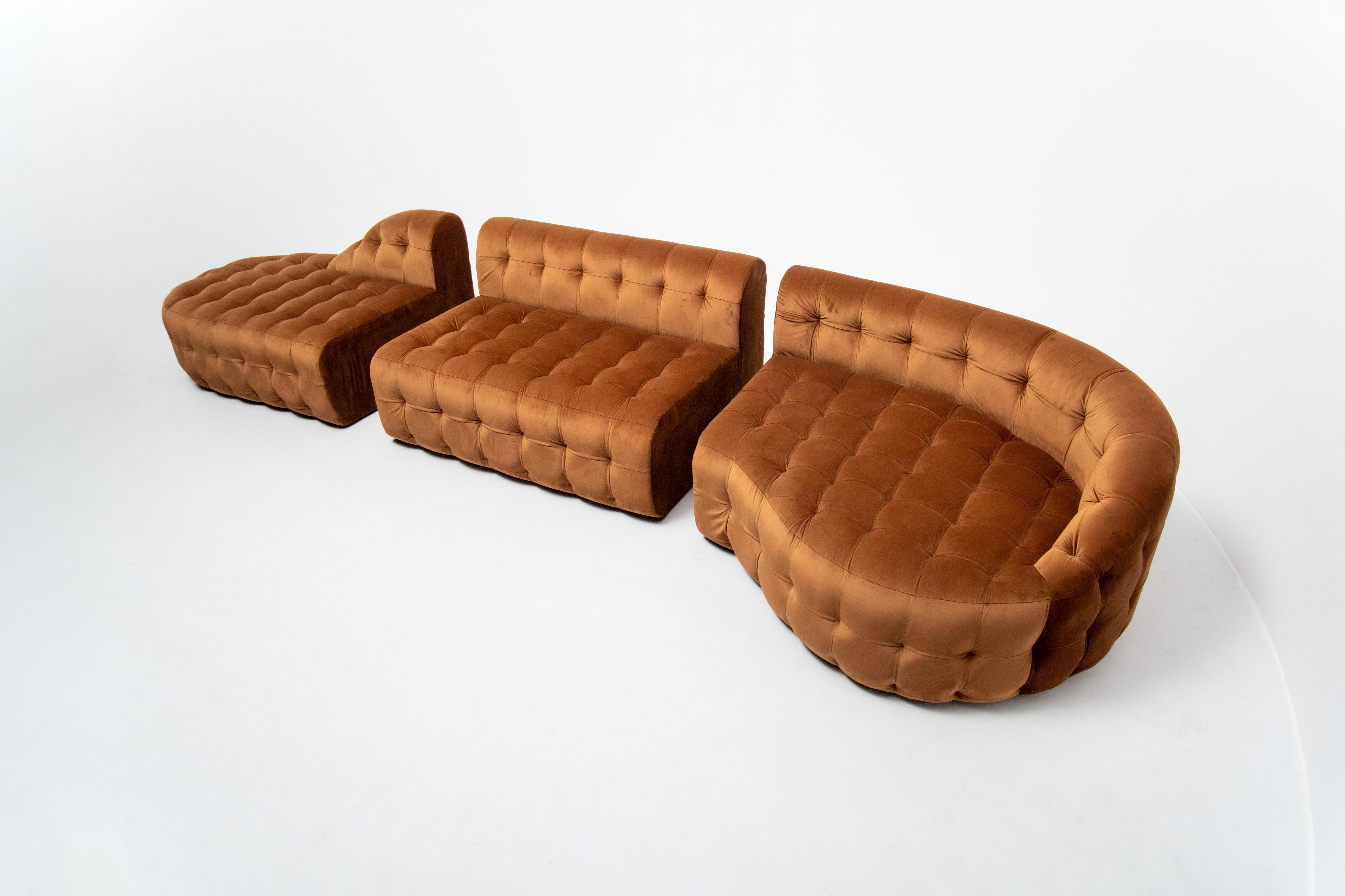 Le canapé Serenity Tan, un canapé modulaire touffeté avec les modules 6A, 5 et 2B, ajoute du glamour aux espaces intérieurs. Il présente une polyvalence unique de forme et de taille, mise en valeur par un riche velours. Chaque module peut être vendu