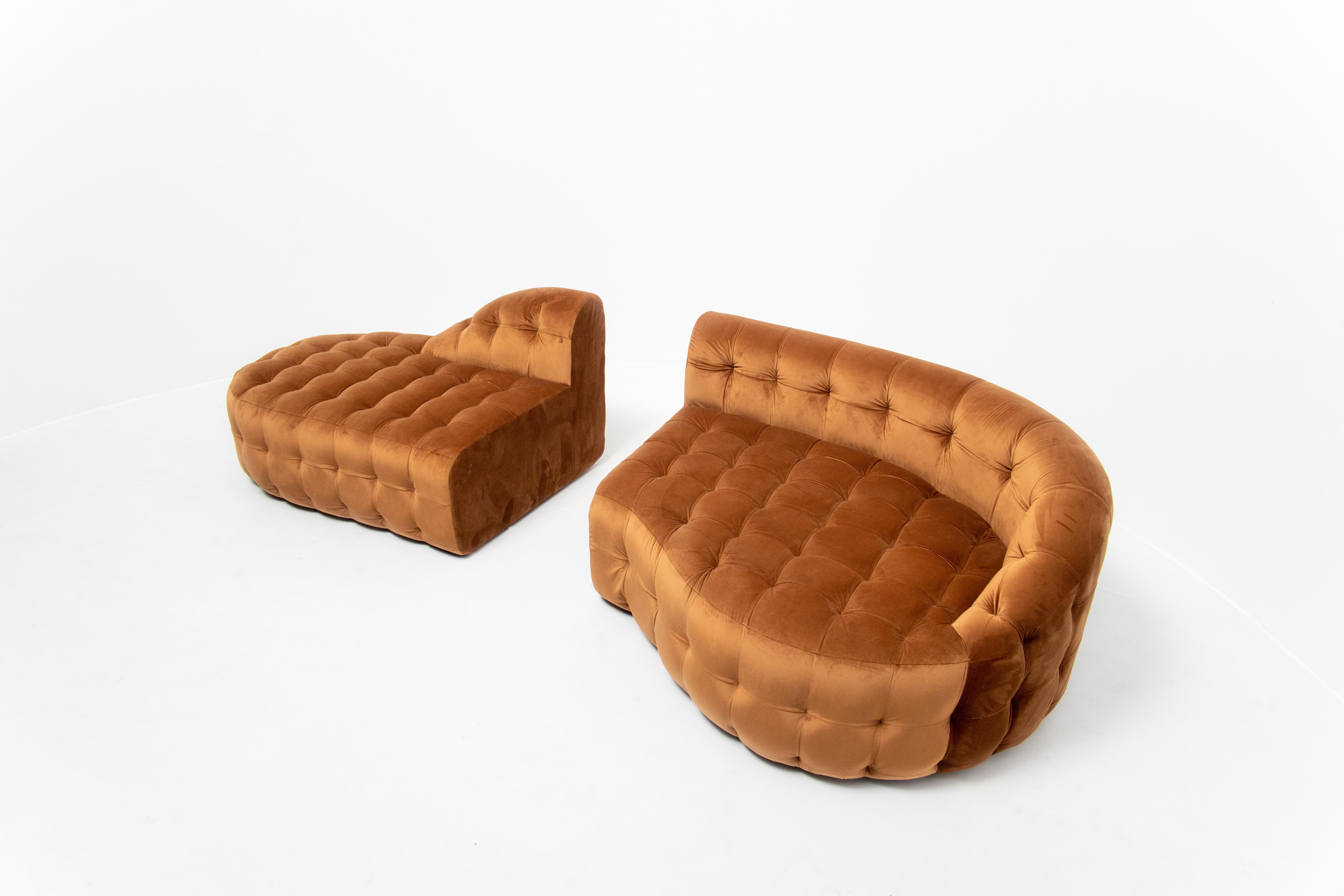 Sofá de dos plazas Serenity con tejido afelpado color canela by Nika Zupanc Terciopelo en venta
