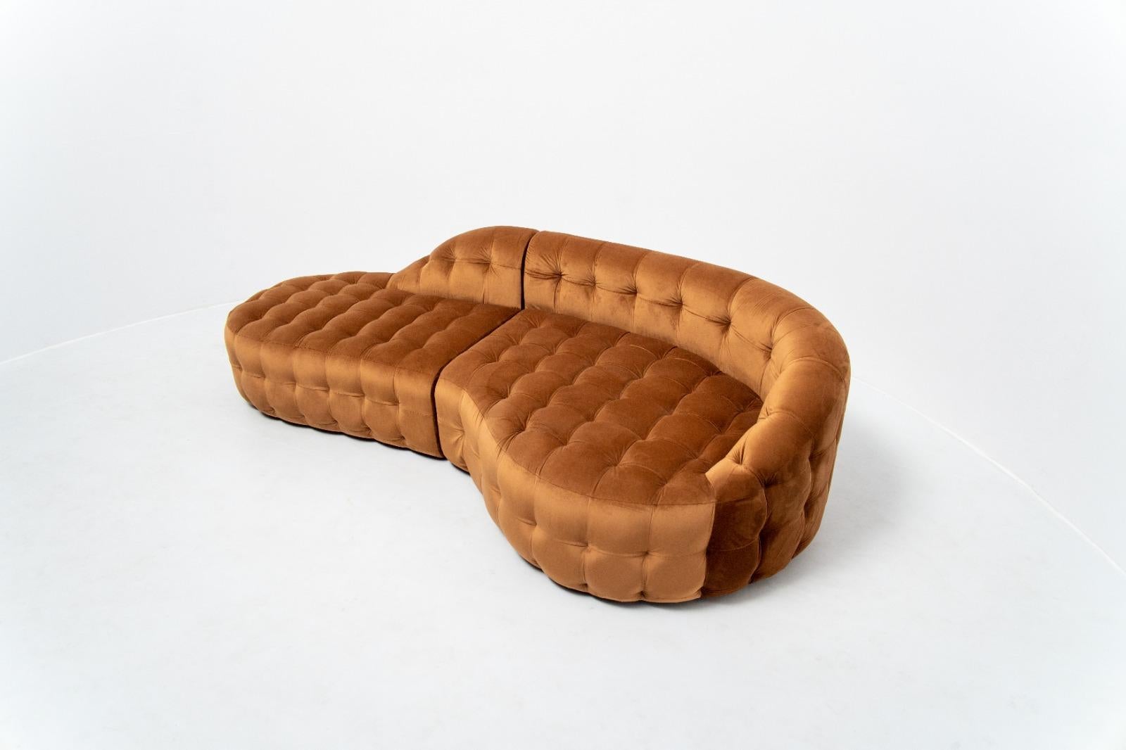 Serenity Zweisitzer-Sofa mit plüschfarbenem Tan-Stoff von Nika Zupanc (Moderne) im Angebot
