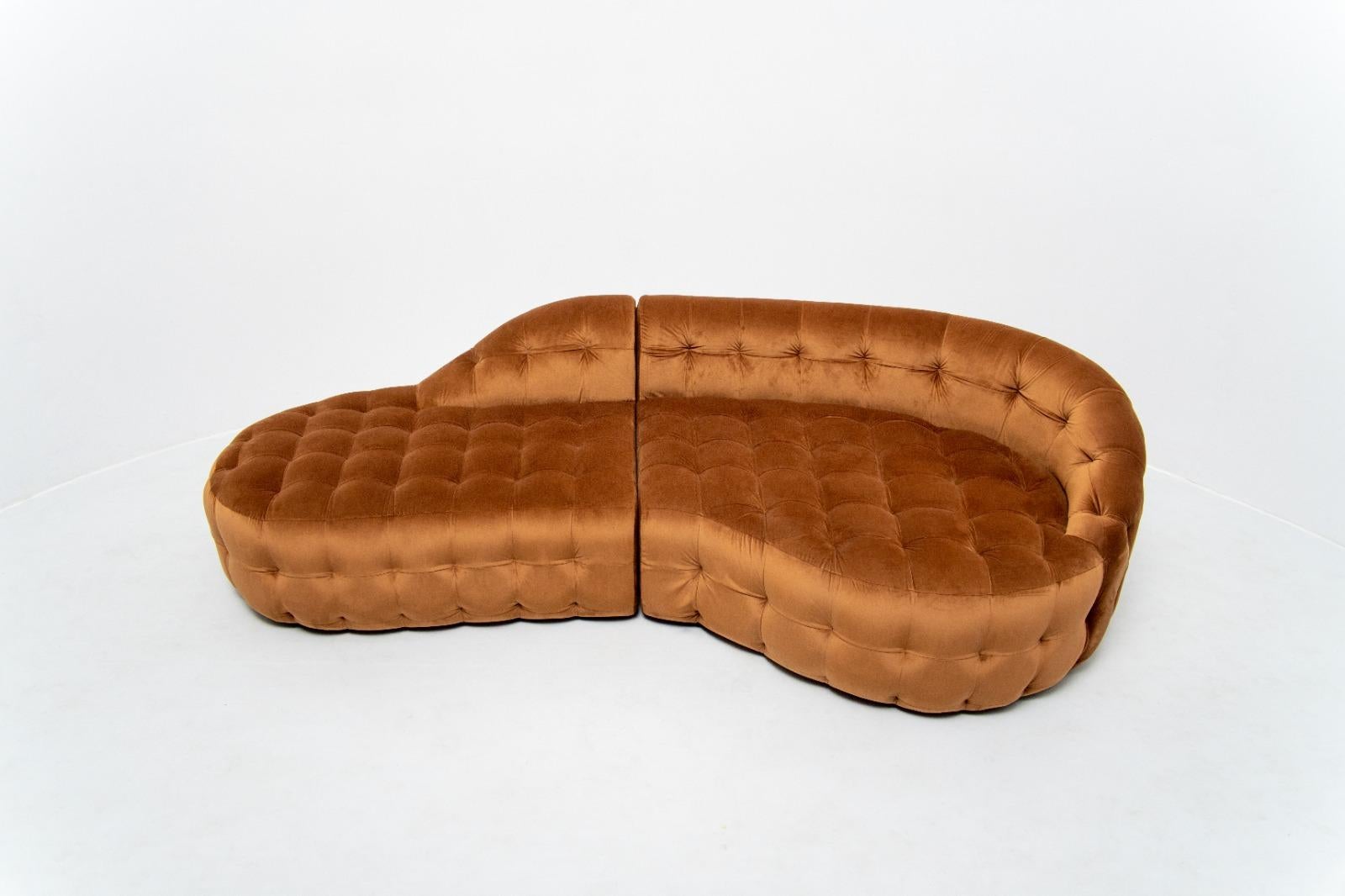 Serenity Zweisitzer-Sofa mit plüschfarbenem Tan-Stoff von Nika Zupanc (Indisch) im Angebot