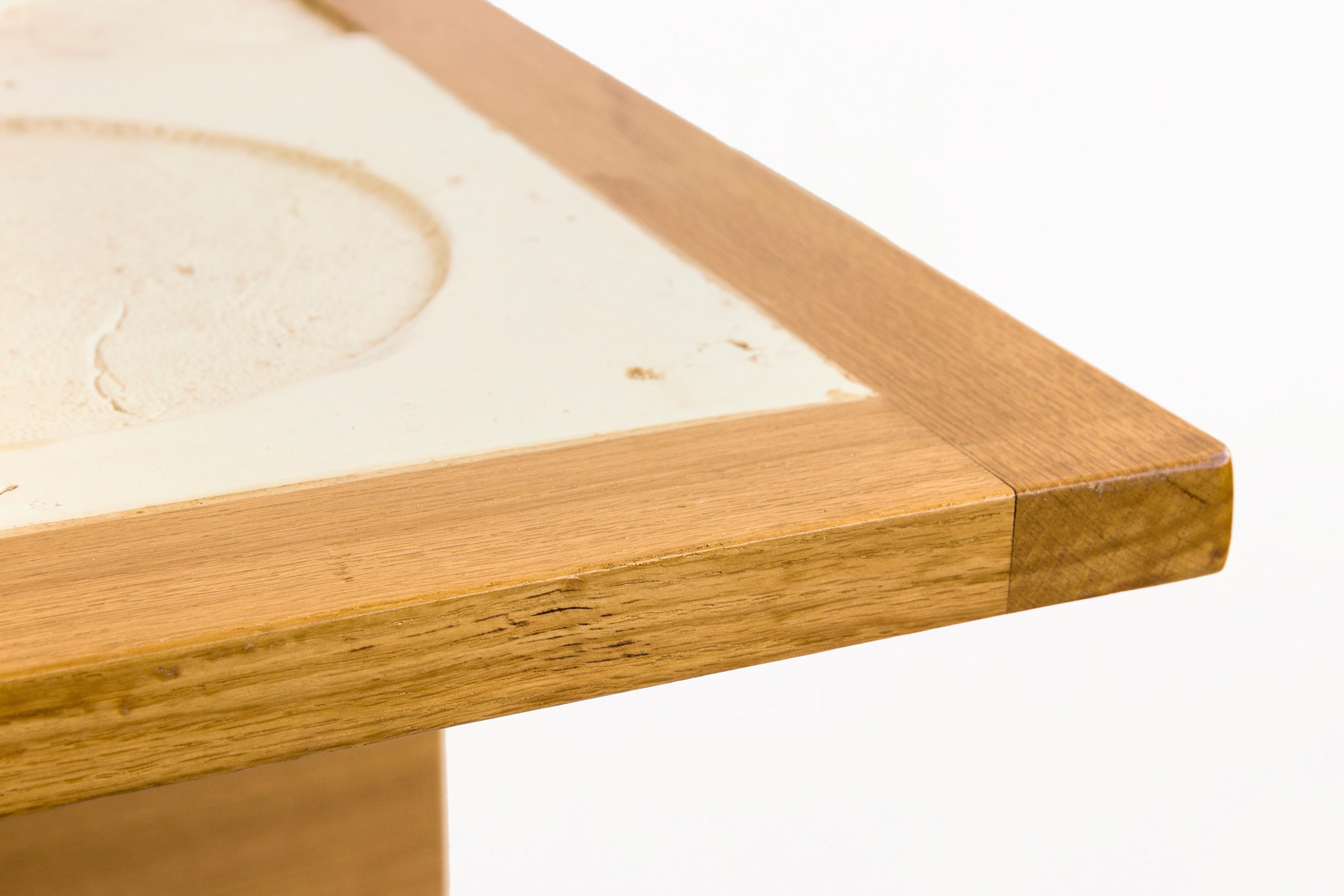 DESCRIPTION : Table basse Serge Castella, circa 2023, Espagne Pièce très décorative faite de chêne et de pierre. Les clients peuvent choisir : - la taille, les matériaux et les couleurs.

CONDITION : Très bon état.

DIMENSIONS : Hauteur : 45,5cm