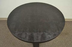 Table centrale ronde moderne en cuir italien gaufré d'alligator Serge de Troyer
