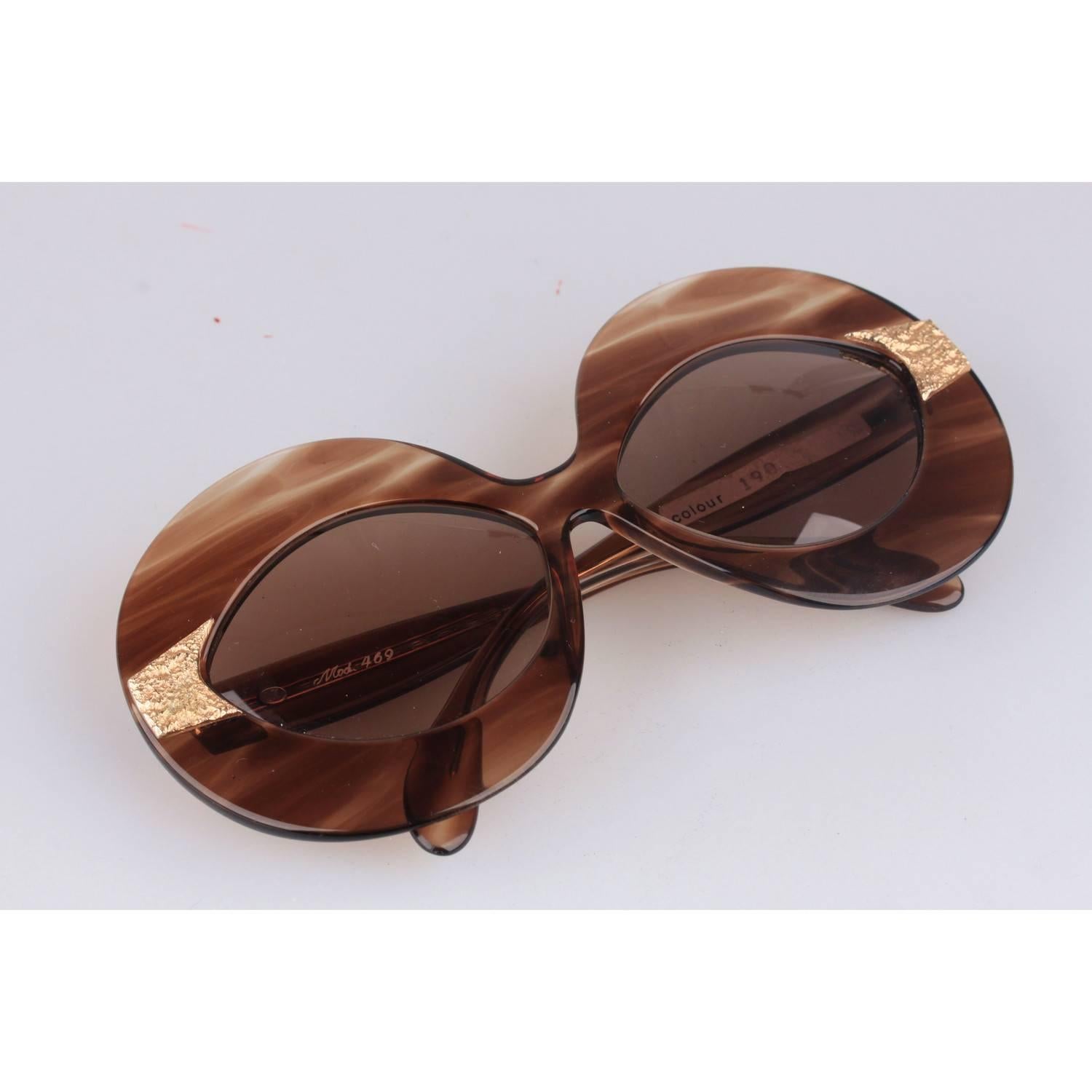 Super Rare Designer Sunglasses by genious SERGE KIRCHHOFER
Made in Austria, during the early 1970s
Gold 14K inserts
OPTYL semi transparent oversized Brown frame
Brown 100% UV Lens
mod. 469 - Col. 190

MATERIAL:

Optyl, Acetate

COLOR:

Brown

LENS