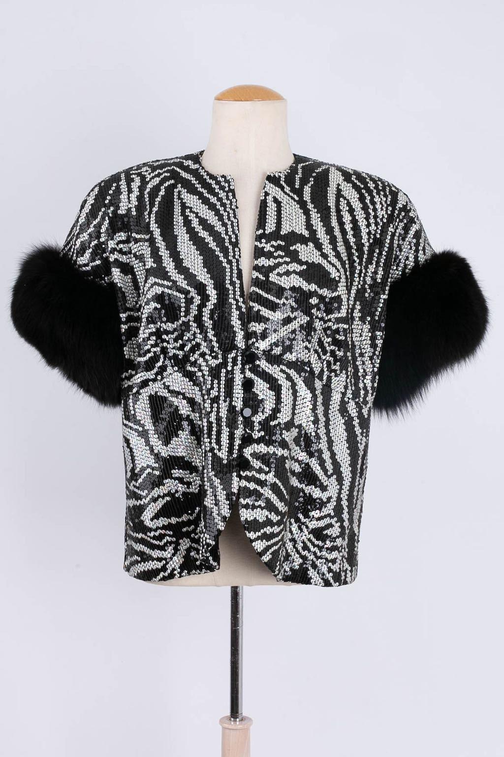 SERGE LEPAGE HAUTE COUTURE - Top embroidered with sequins, trimmed with fox fur. No composition or size tag, it fits a size 40FR.

Condition:
Very good condition

Measurements:
Shoulders: 48 cm (18.89