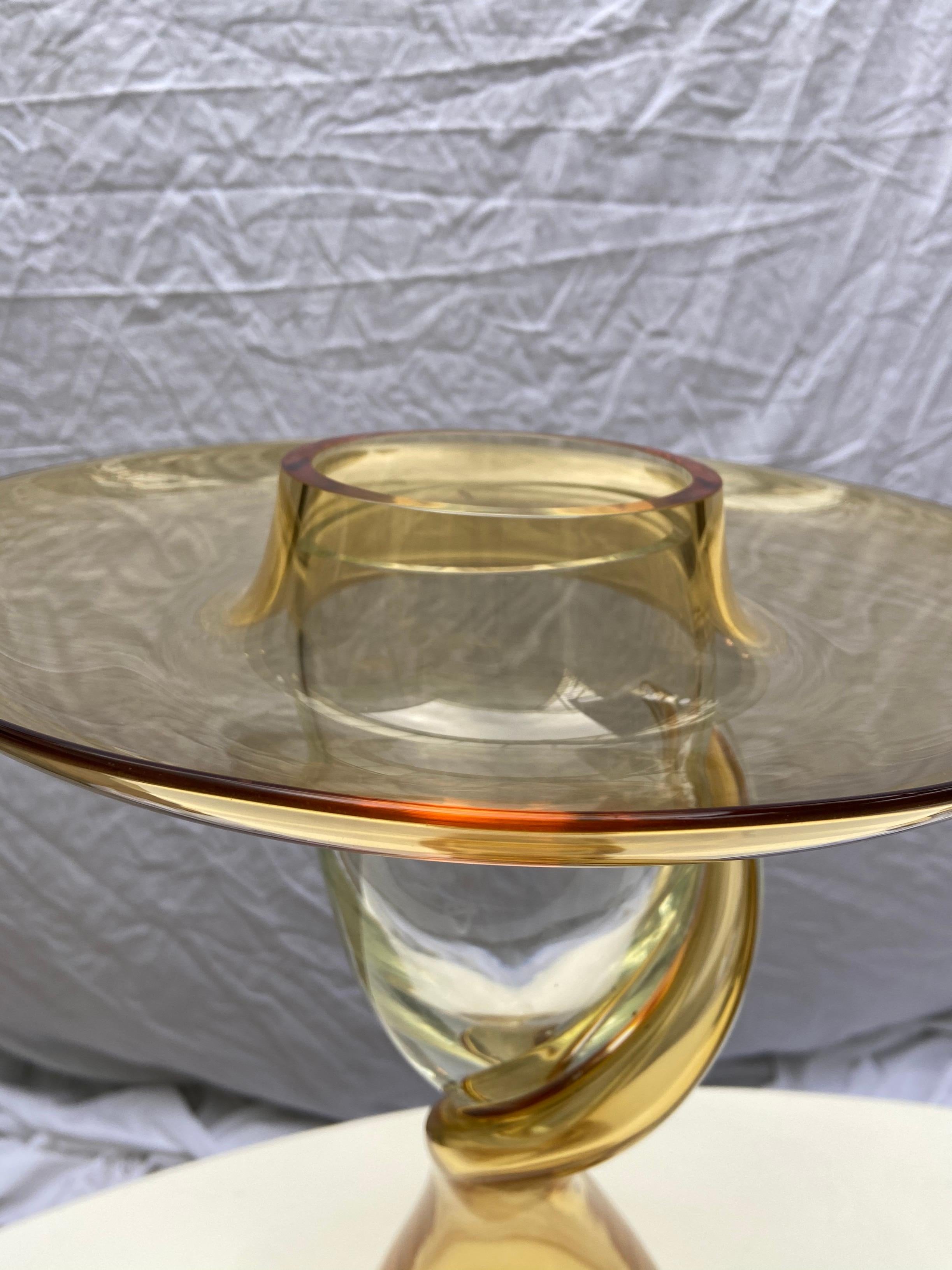 Large decanter - Serge Mansau, 1995.
Transparent & yellow crystal with a woman's face, and a cup forming her hat
Signed Mansau EOS Murano 125
Numbered 8/100
small chip on the neck of the carafe
Measures: H 39 x D 33 cm.