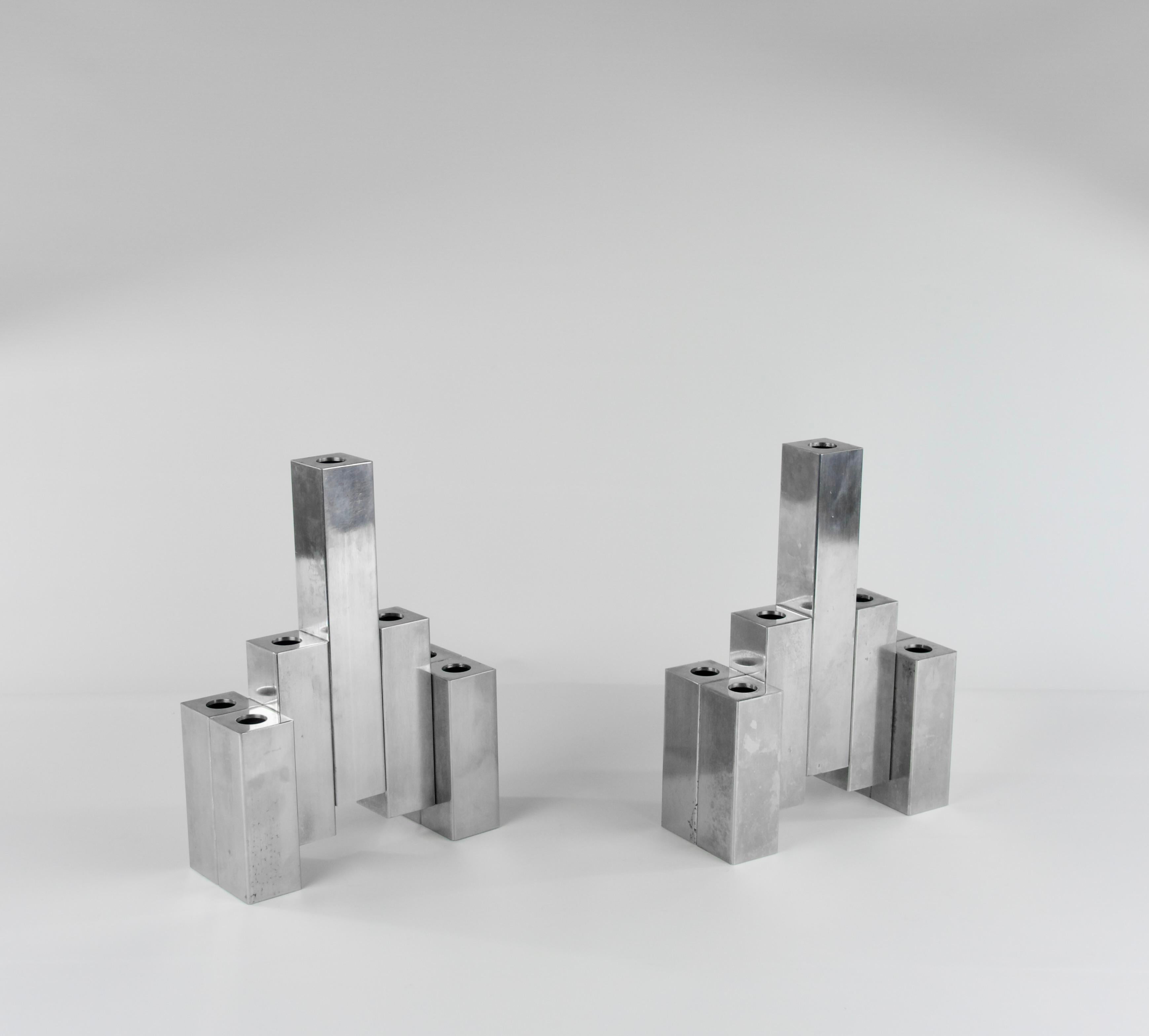 Precioso conjunto de dos candelabros de metal que también pueden utilizarse como jarrones soliflor, de Serge Mansau, hacia la década de 1980.

En muy buen estado.

Dimensiones en cm ( A x L x l ) : 28 x 20 x 8

Serge Marcel Mansau (nacido el 28 de