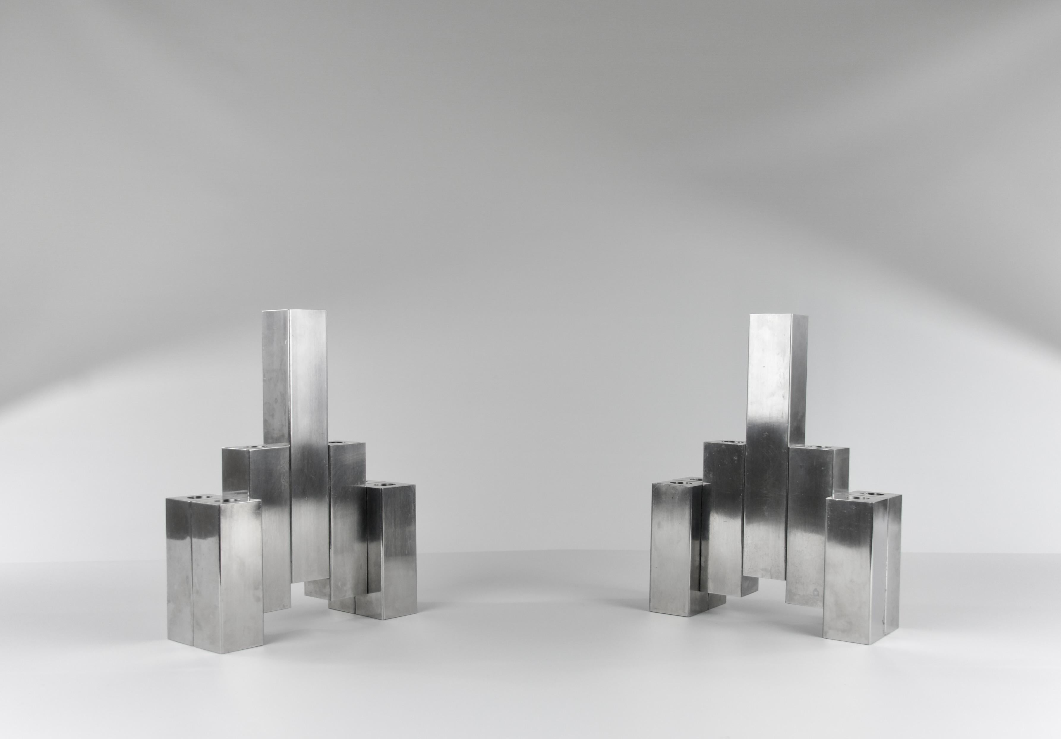 Serge Mansau, Conjunto de dos candelabros graduales / jarrones Soliflor, Francia Años 80 finales del siglo XX en venta