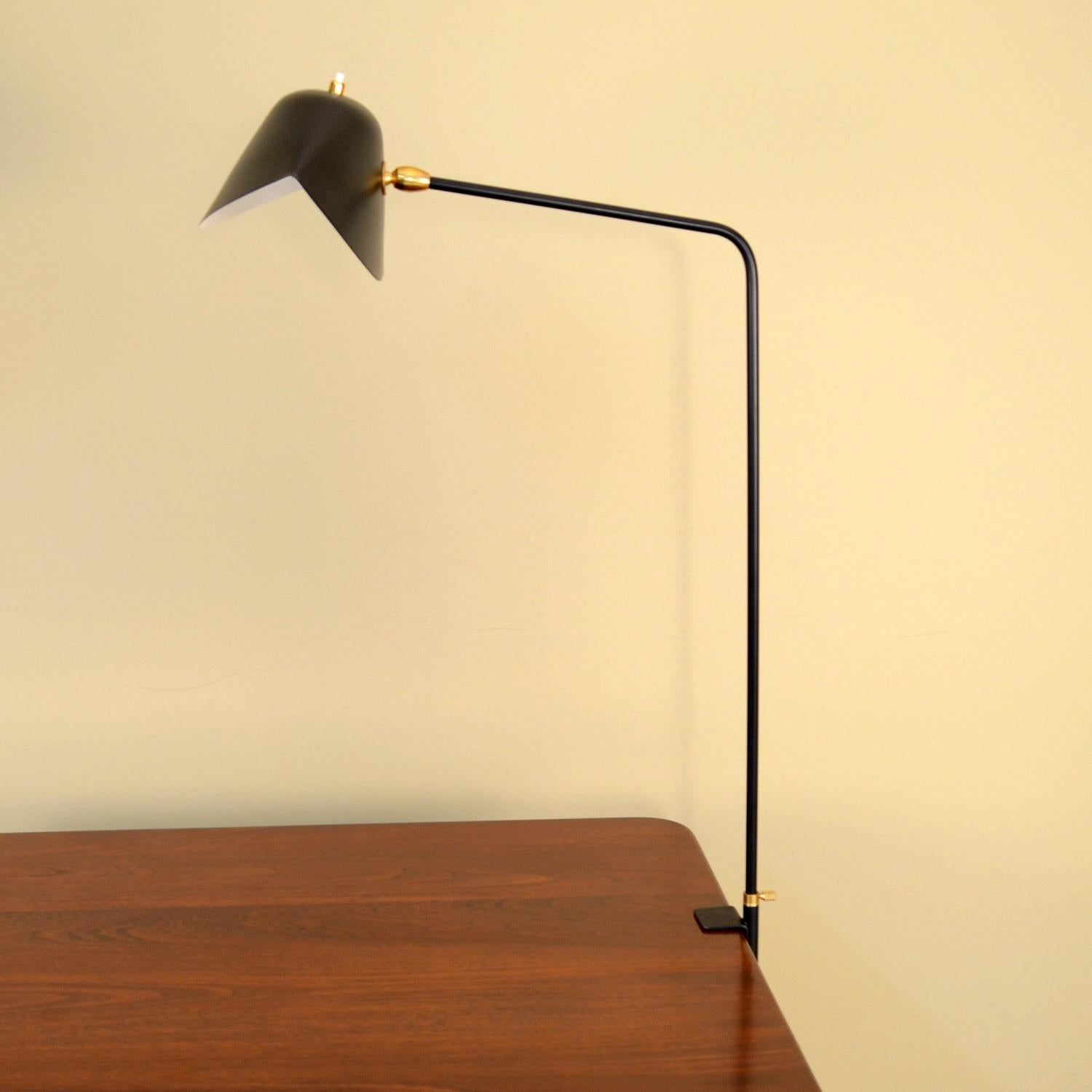 Peint Serge Mouille - Lampe de bureau Agrafee en noir - EN STOCK ! en vente