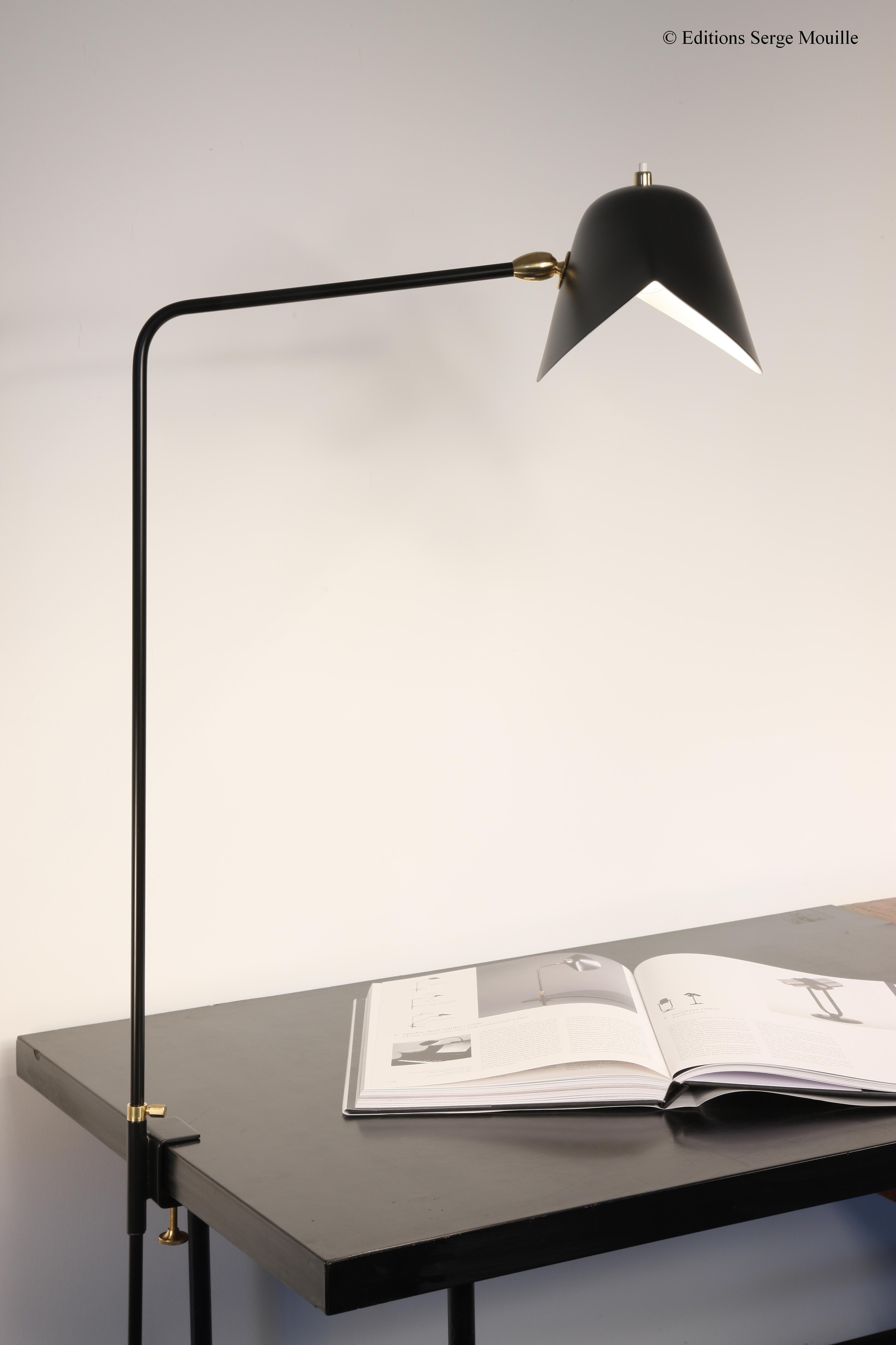 Serge Mouille 'Agrafée Simple' task lamp in black.

Originally designed in 1958, this iconic lamp is still made by Edition Serge Mouille in France using many of the same small-scale manufacturing techniques and scrupulous attention to detail,