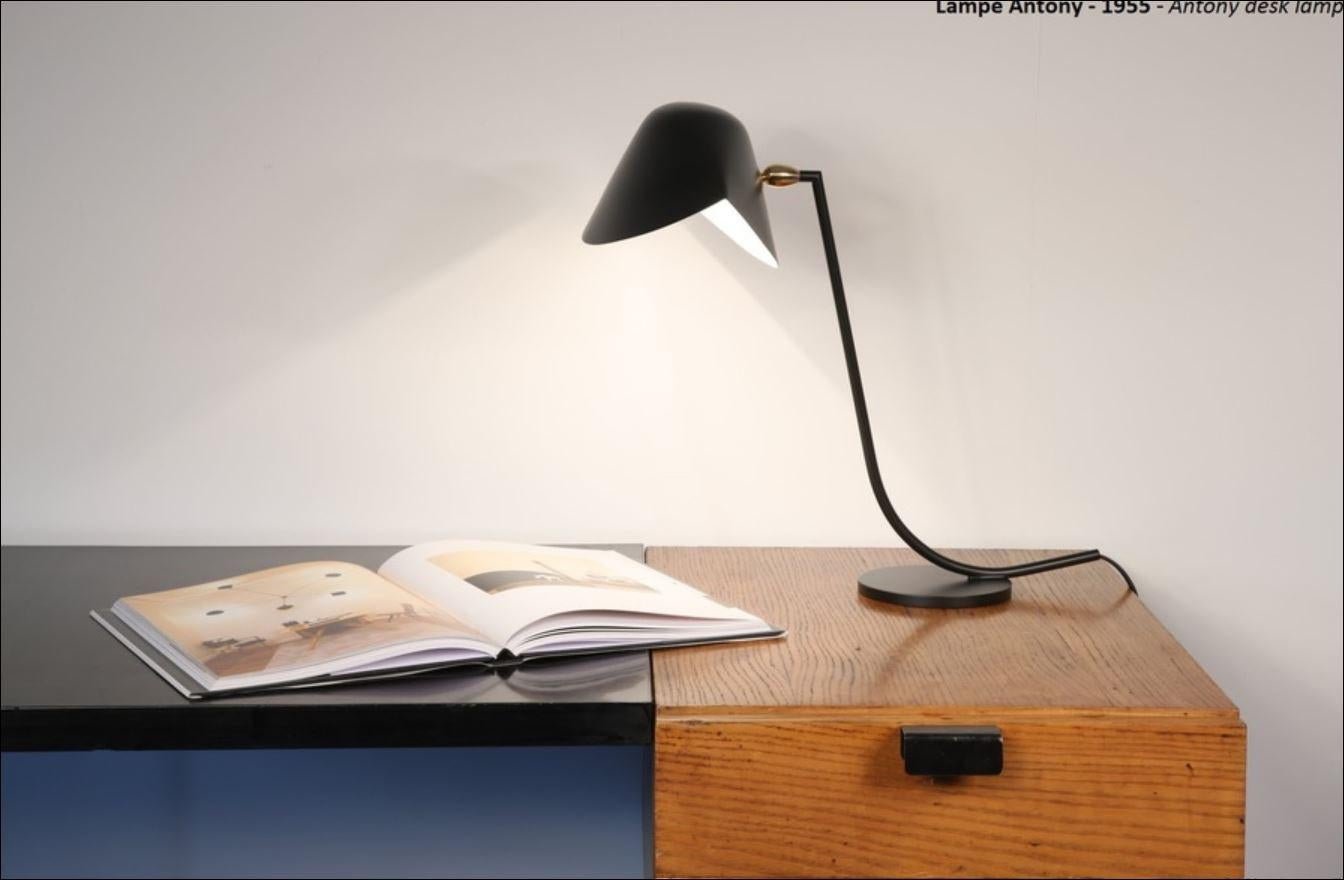 Unique for the Antony Desk lamp, Serge Mouille designed a sloping arm with an angled top attaching to the shade. All atop a round base.

Brass swivel connects the shade. Available in white or black.

COLOR OPTION
Available in Black or