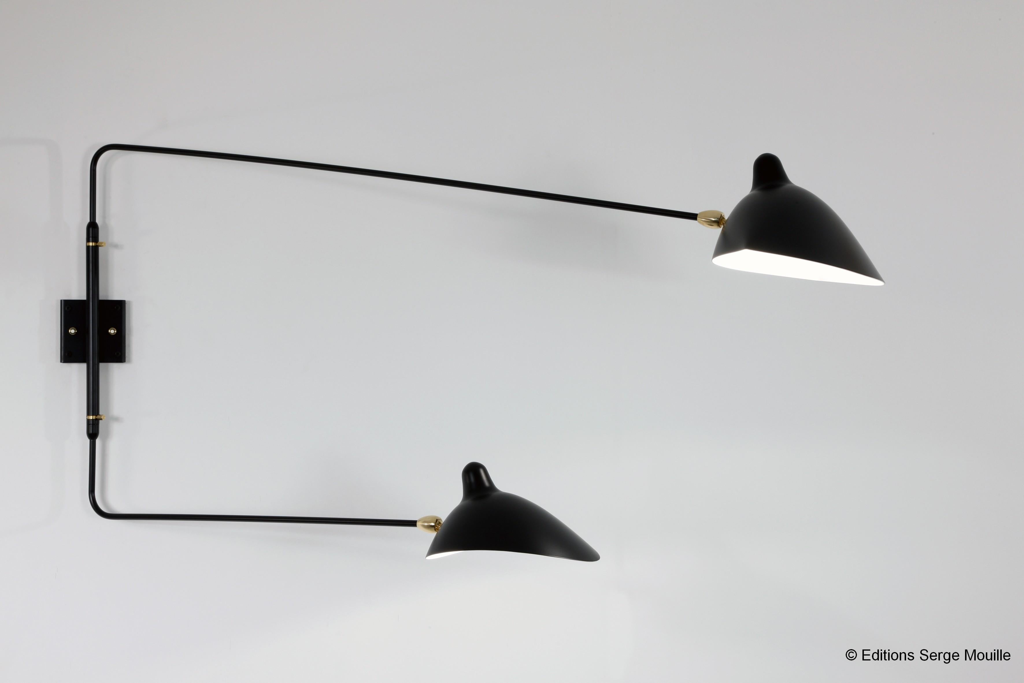 Serge Mouille 'Applique Deux Bras Droits Pivotants' Wandleuchte in schwarz.

Diese ikonische Wandleuchte wurde 1954 entworfen und wird auch heute noch von der Edition Serge Mouille in Frankreich hergestellt. Dabei werden viele der handwerklichen