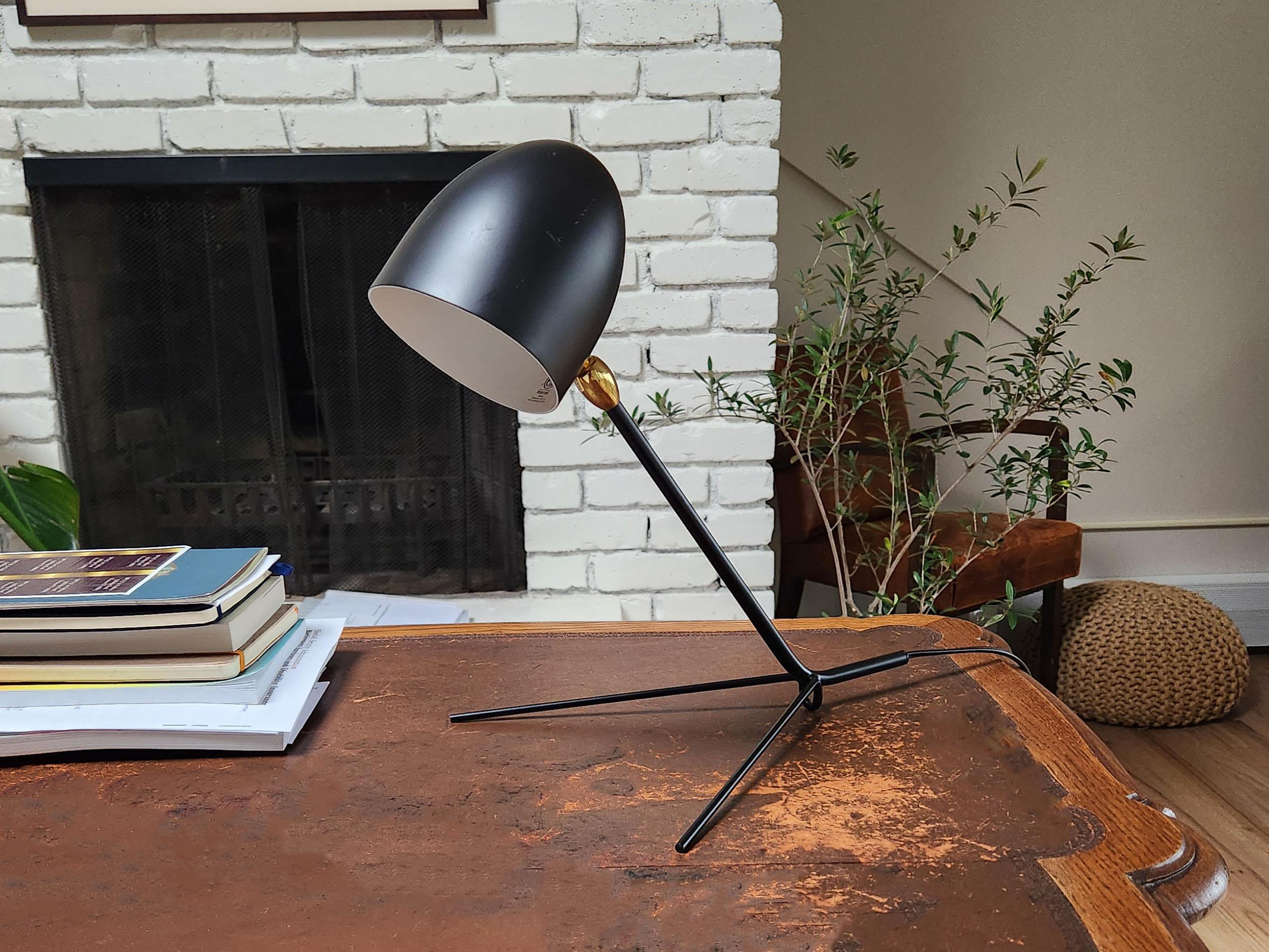 Serge Mouille - Black or White Cocotte Desk Lamp For Sale 1