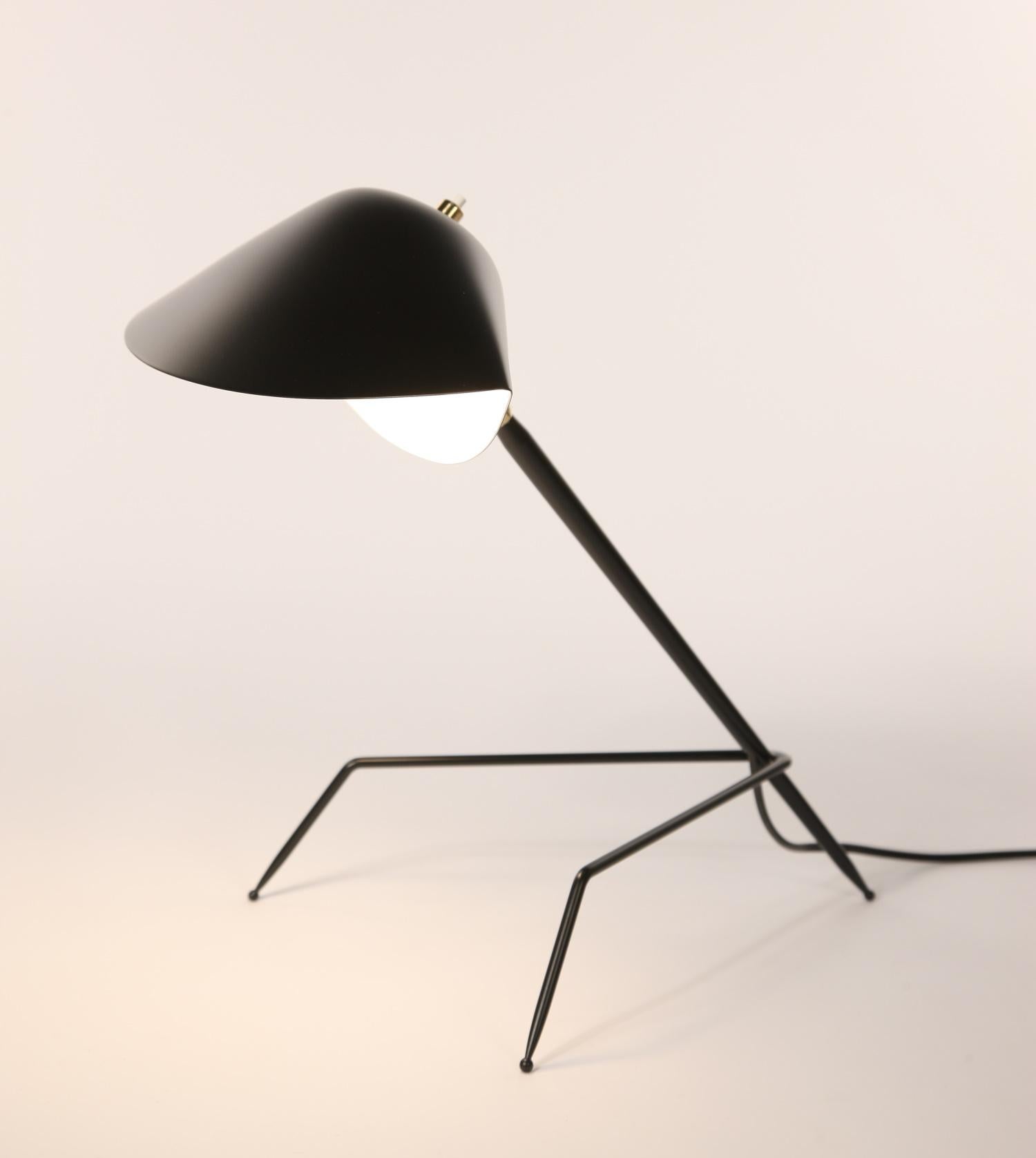 DESCRIPTION:
This desk lamp is a certified re-edition, produced by the family of Serge Mouille on the site of his original workshop.

The shade of this lamp is modeled after a “moule” or mussel shell. The arm is connected by a brass swivel and