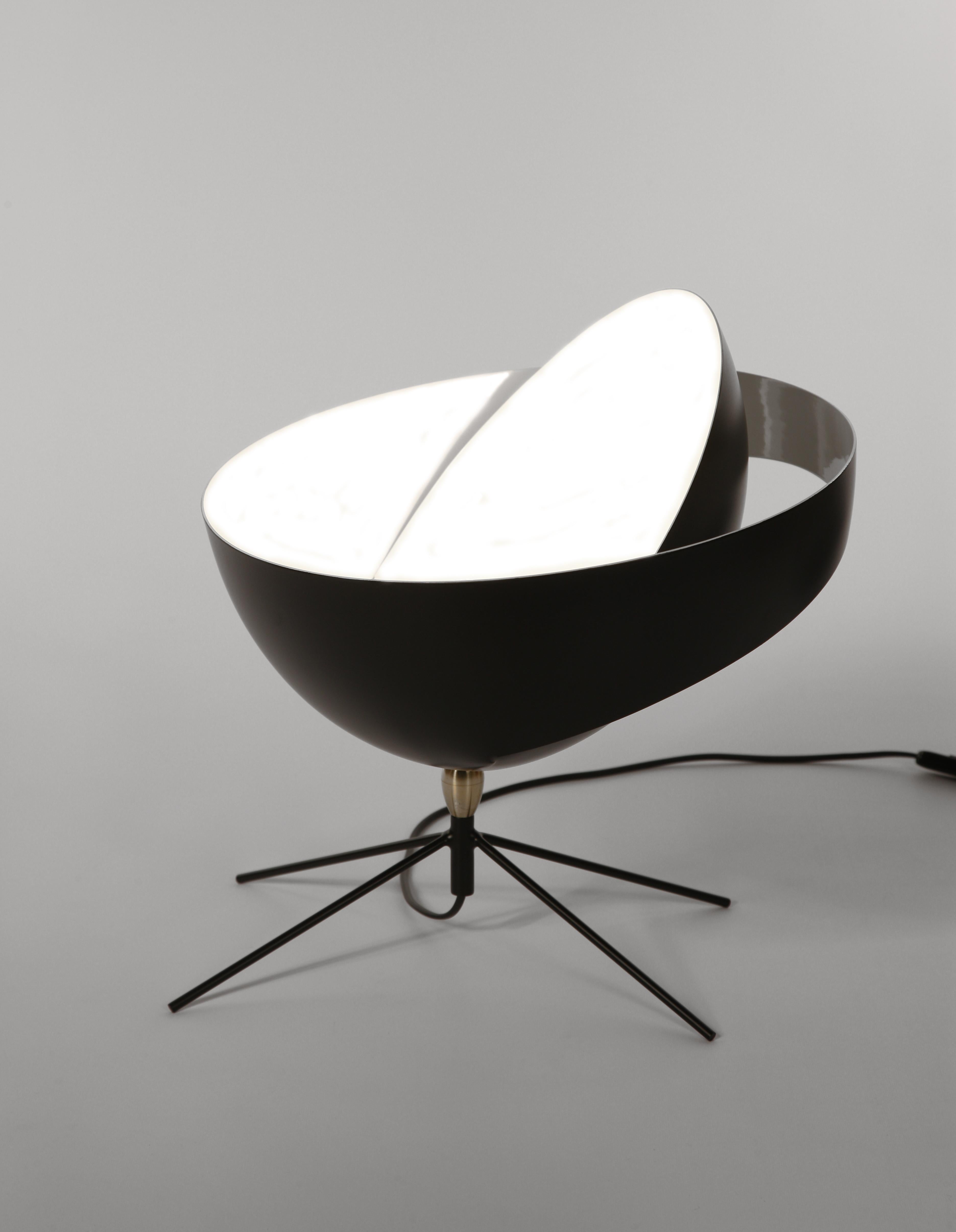 Lampe de table modèle 'Saturn Table Lamp' conçue par Serge Mouille en 1957.

Fabriqué par les Editions Serge Mouille en France. La production des lampes, des appliques et des lampadaires est réalisée de manière artisanale avec les mêmes matériaux et