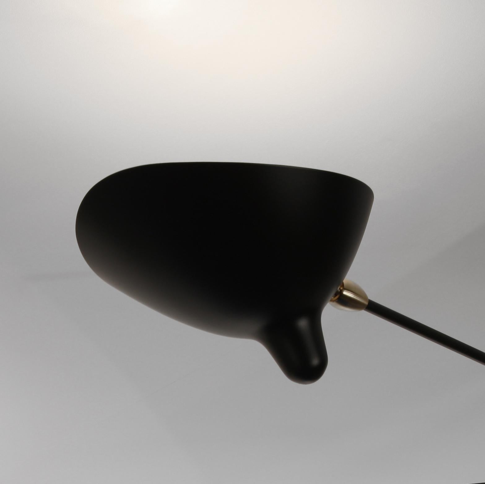 Serge Mouille Schwarze „Suspension“-Lampe mit zwei befestigten und drehbaren, geschwungenen Armen (Moderne der Mitte des Jahrhunderts) im Angebot