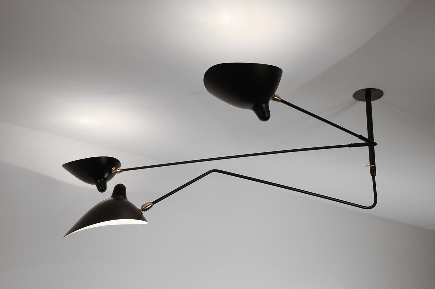 Serge Mouille Schwarze „Suspension“-Lampe mit zwei befestigten und drehbaren, geschwungenen Armlehnen (Moderne der Mitte des Jahrhunderts) im Angebot