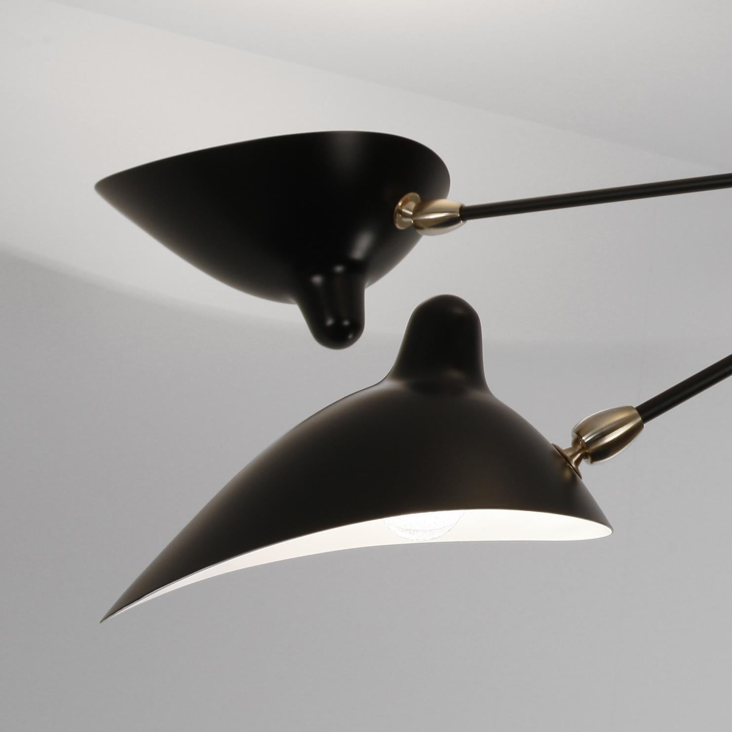 Serge Mouille Schwarze „Suspension“-Lampe mit zwei befestigten und drehbaren, geschwungenen Armlehnen im Zustand „Neu“ im Angebot in Barcelona, Barcelona
