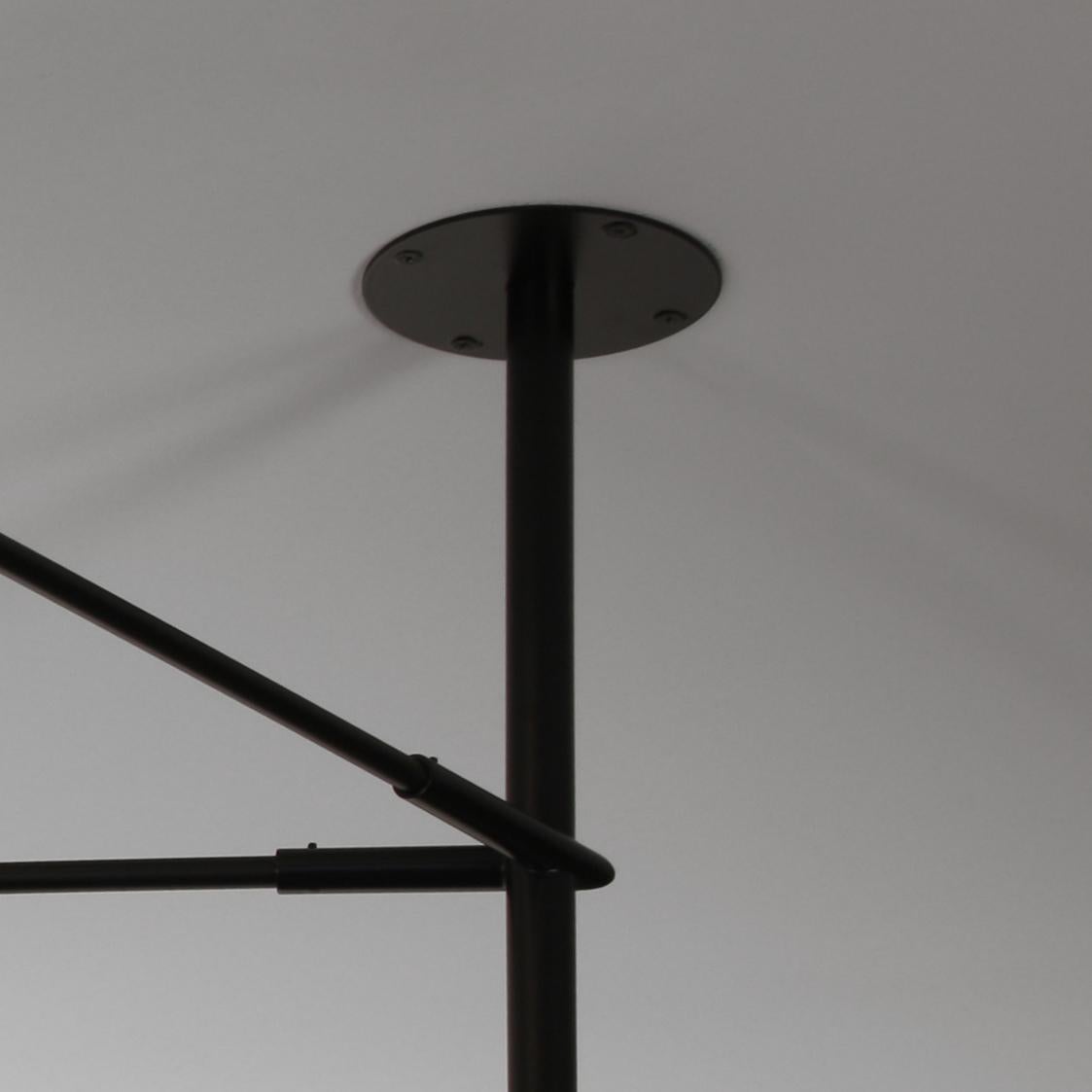 Serge Mouille Schwarze „Suspension“-Lampe mit zwei befestigten und drehbaren, geschwungenen Armlehnen (21. Jahrhundert und zeitgenössisch) im Angebot