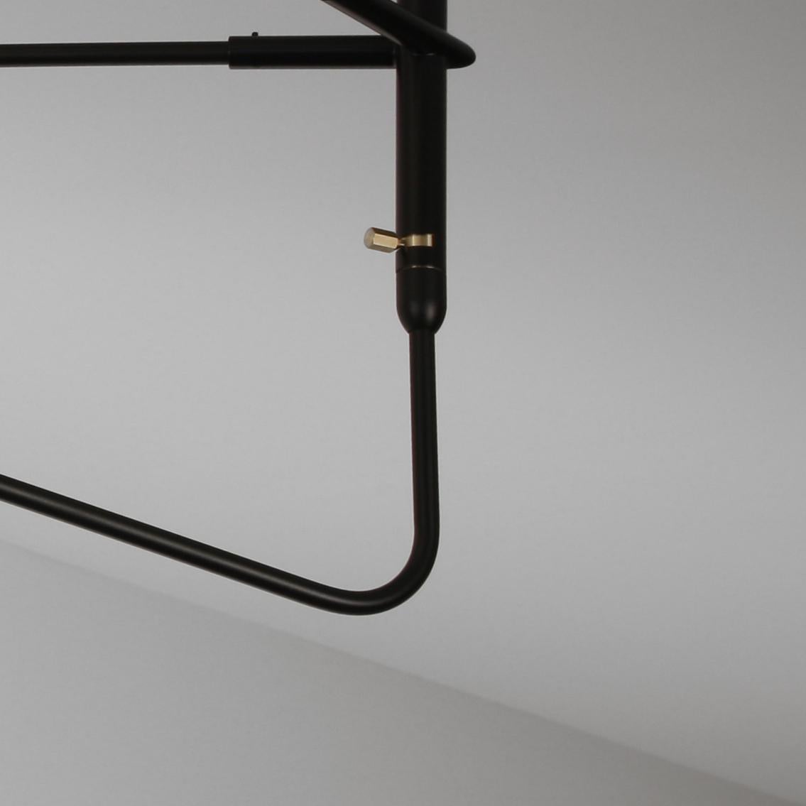 Serge Mouille Schwarze „Suspension“-Lampe mit zwei befestigten und drehbaren, geschwungenen Armlehnen (21. Jahrhundert und zeitgenössisch) im Angebot