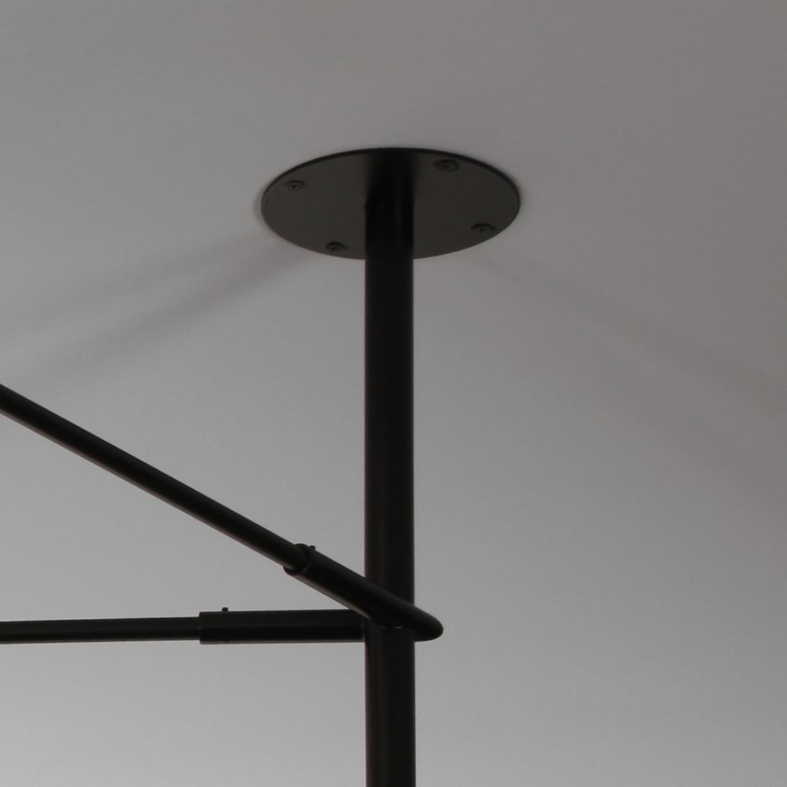 Serge Mouille Schwarze „Suspension“-Lampe mit zwei befestigten und drehbaren, geschwungenen Armlehnen (Aluminium) im Angebot