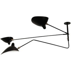 Serge Mouille Schwarze „Suspension“-Lampe mit zwei befestigten und drehbaren, geschwungenen Armlehnen