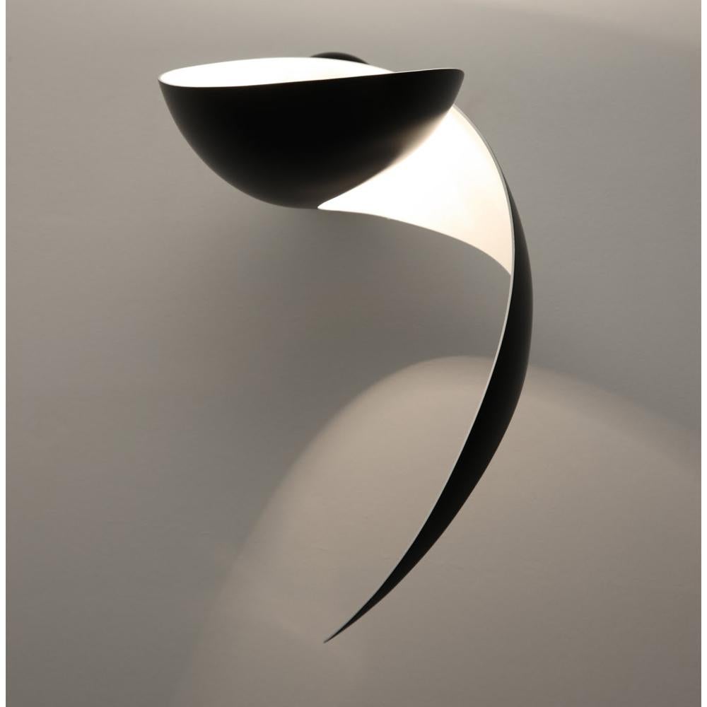 Wall lamp flame designed by Serge Mouille in 1962.

Measurements: 25 x  H 30 cm
9,9 D x 11,8 H inches

Given the rarity of Serge Mouille lamps, in 1999 his widow Gin decided to introduce a series of number limited editions of his creations