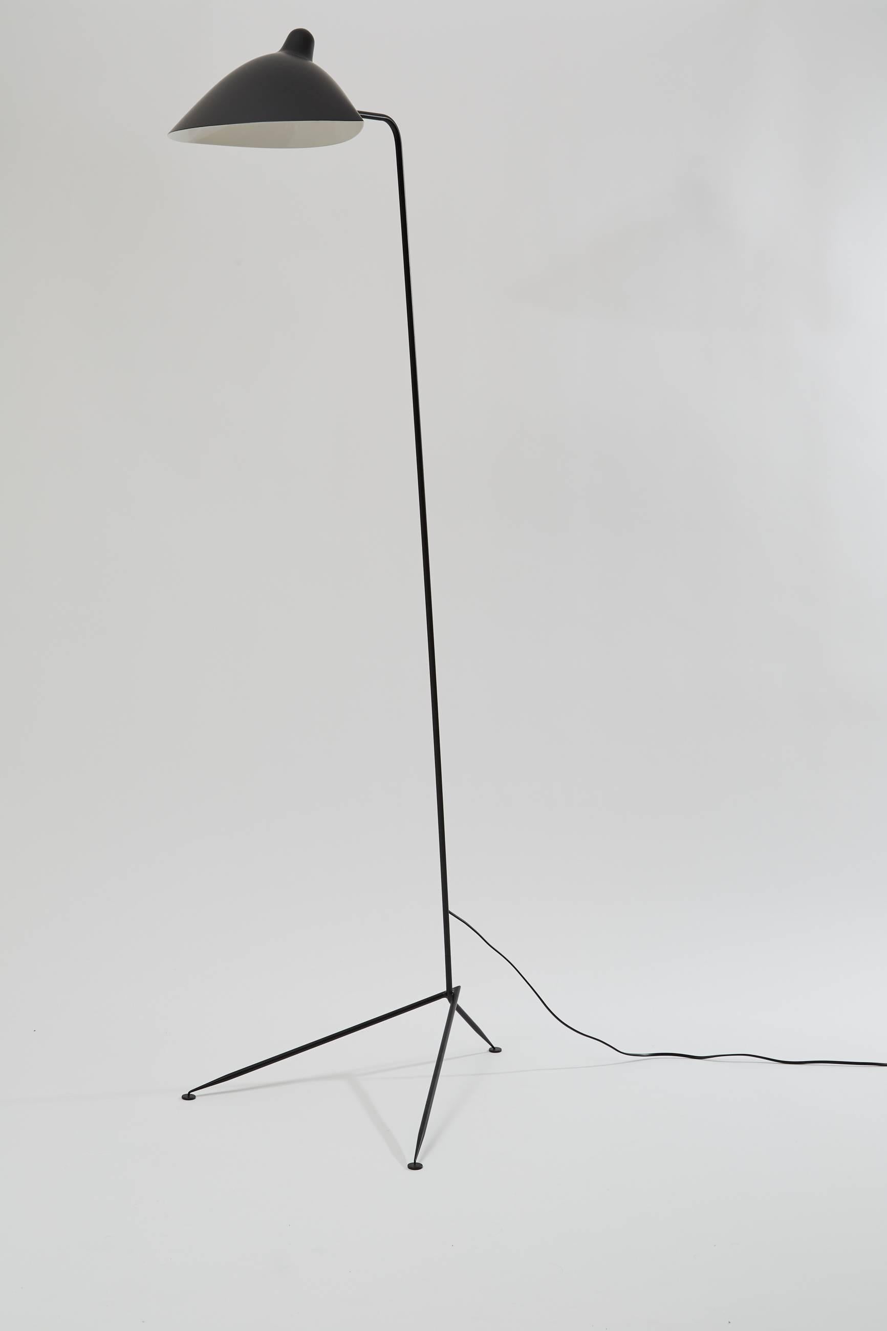 Serge Mouille Brass and Black Aluminum Mid-Century Modern Floor Lamp In Excellent Condition For Sale In Paris, FR