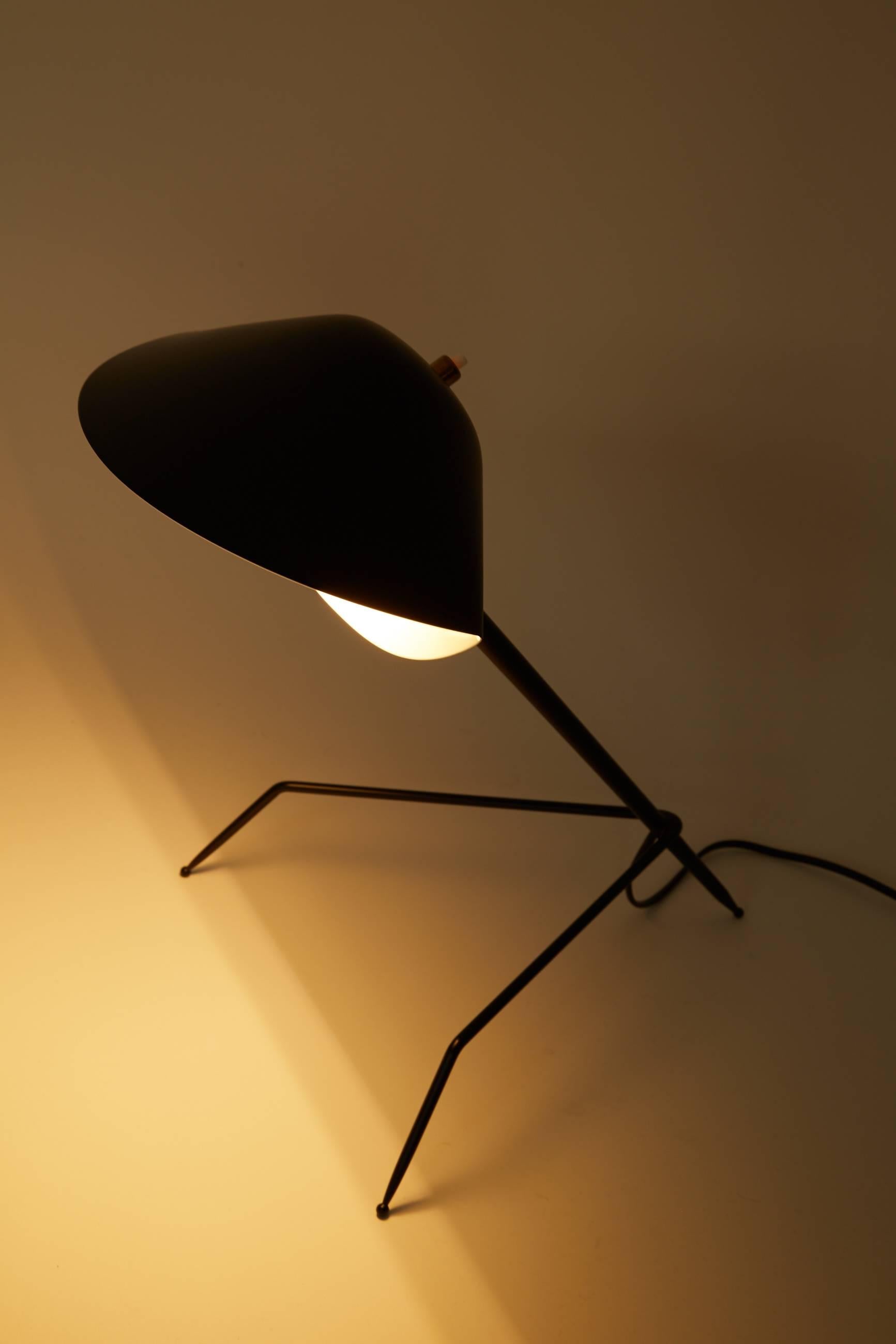 French Serge Mouille Brass and Black Aluminium Mid-Century Modern Tripod Desk Lamp  For Sale
