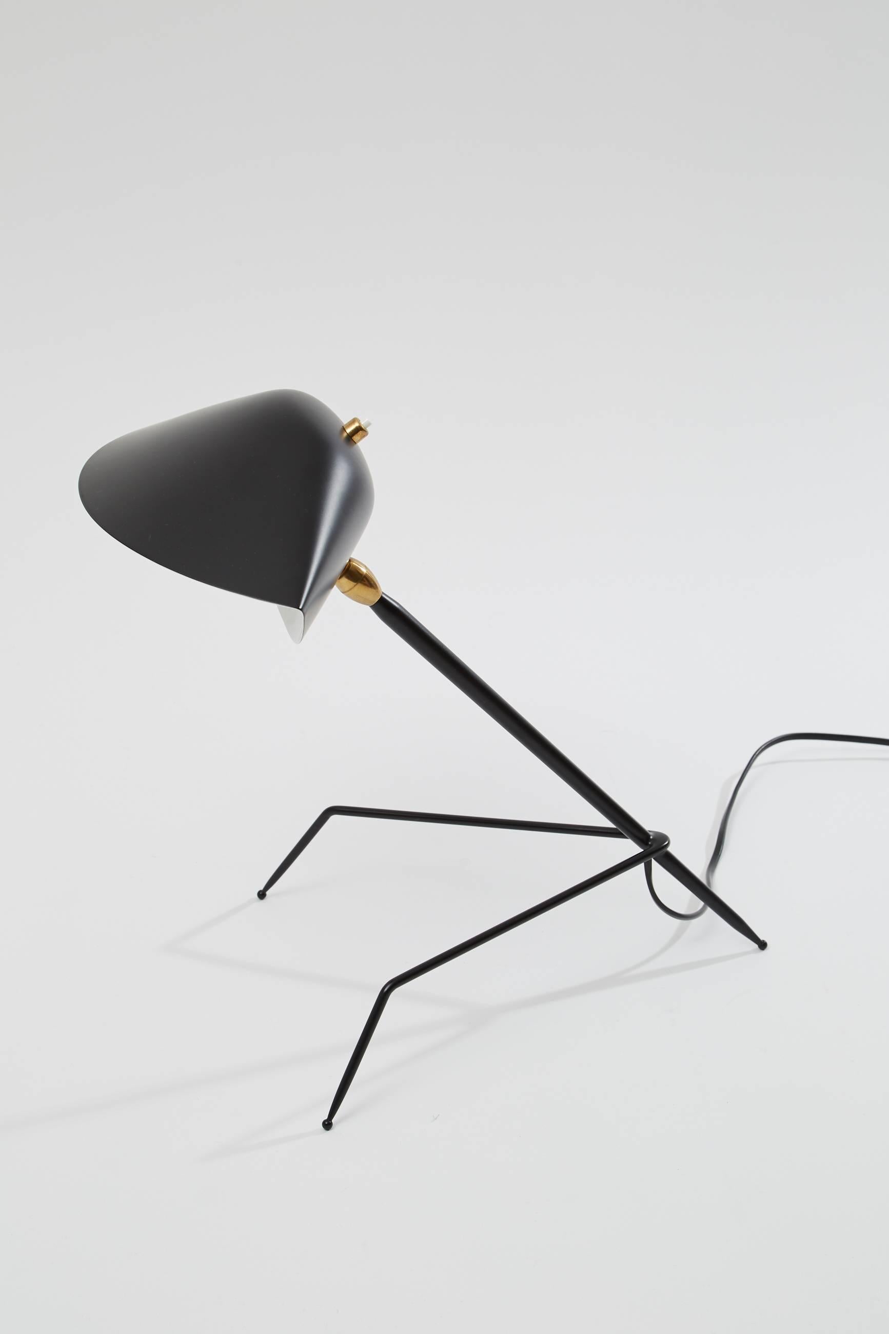 Serge Mouille Brass and Black Aluminium Mid-Century Modern Tripod Desk Lamp  For Sale 1