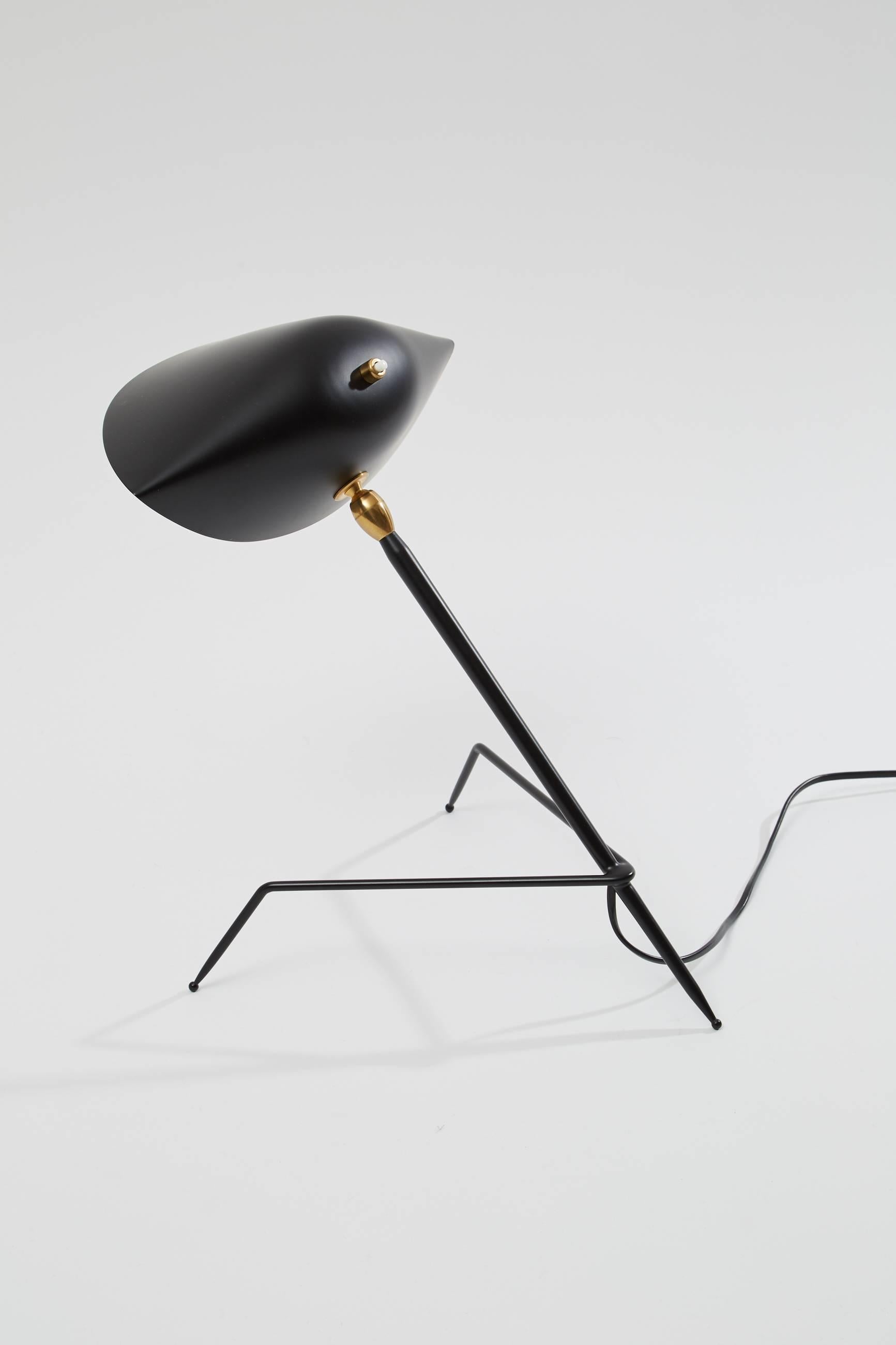 Serge Mouille Brass and Black Aluminium Mid-Century Modern Tripod Desk Lamp  For Sale 2