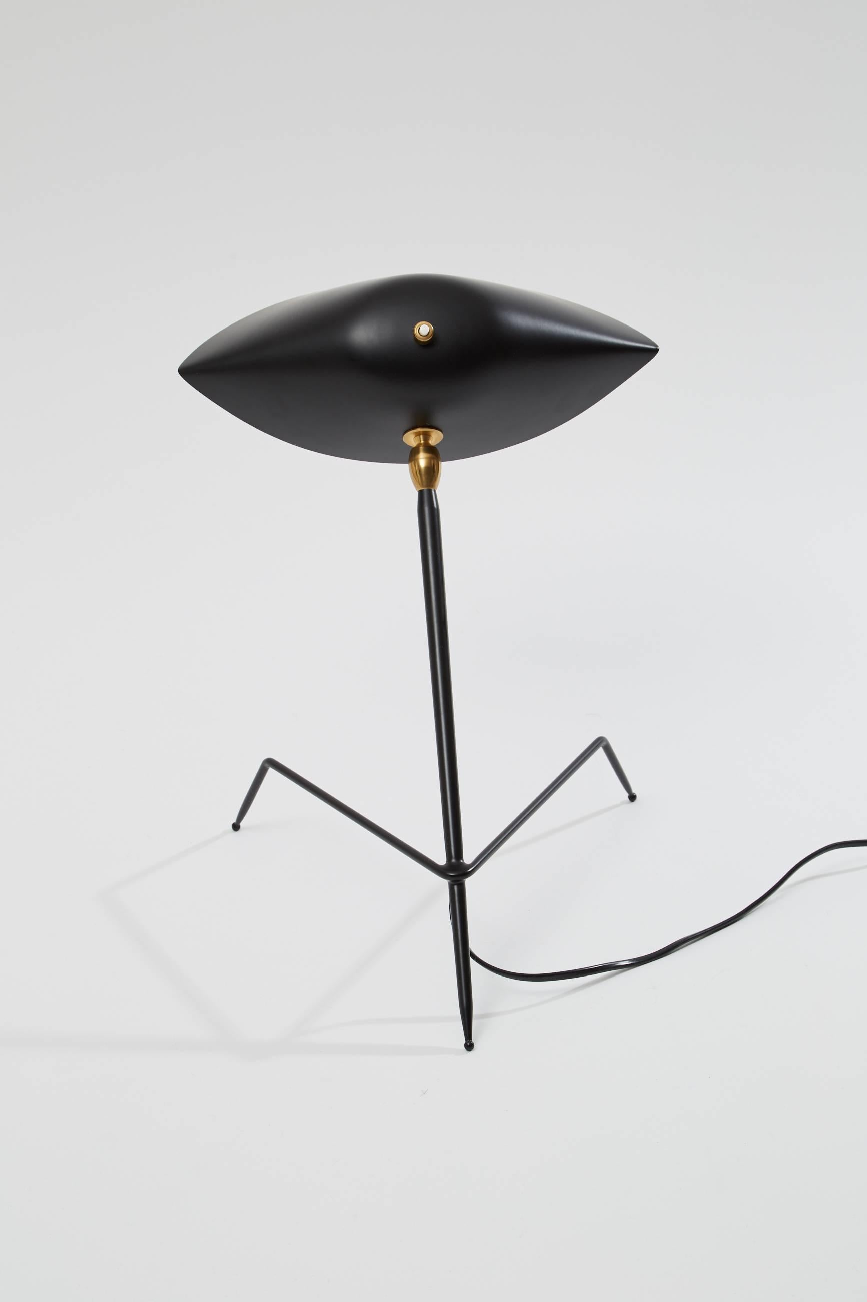 Serge Mouille Brass and Black Aluminium Mid-Century Modern Tripod Desk Lamp  For Sale 3