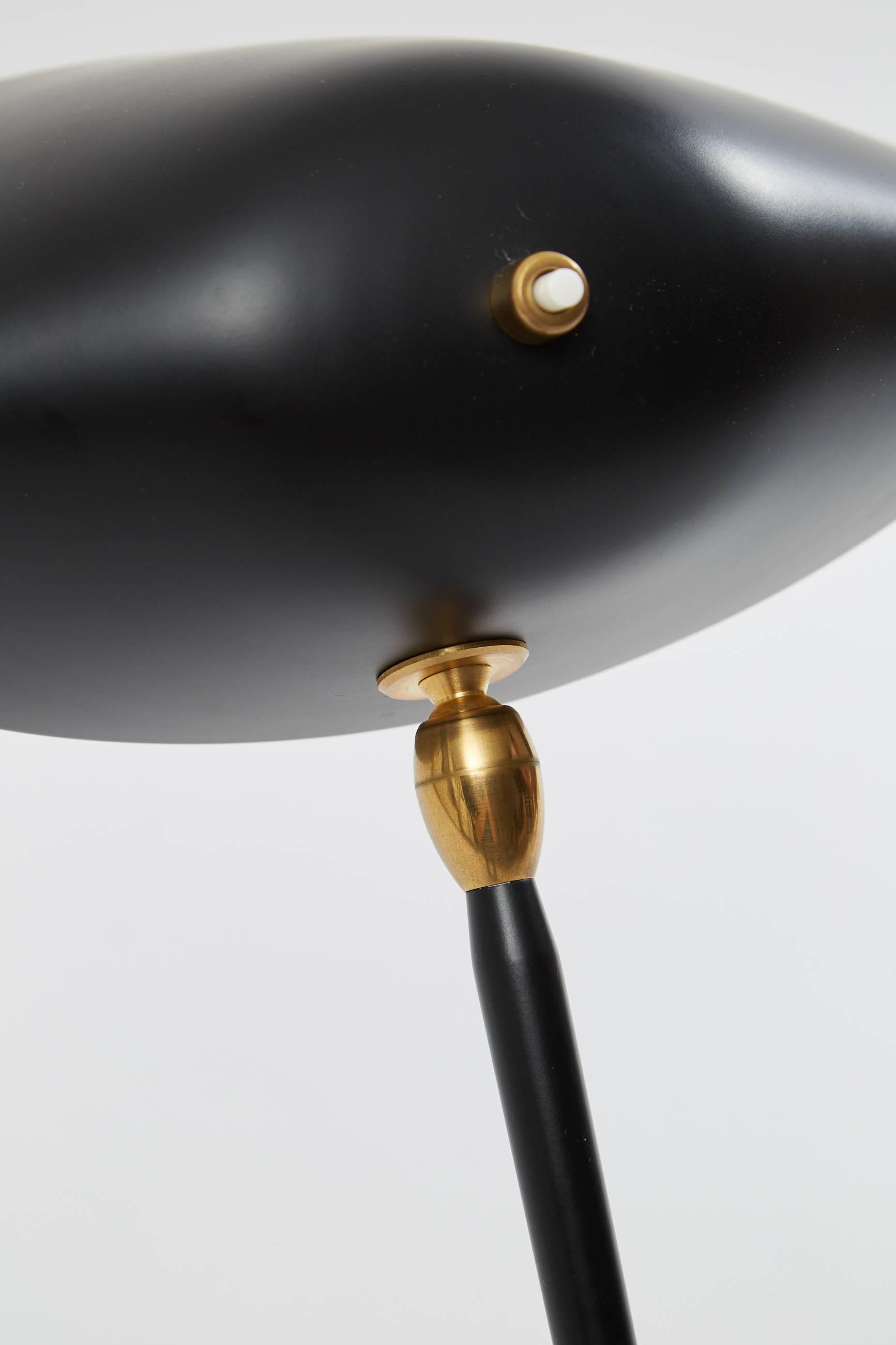 Serge Mouille Brass and Black Aluminium Mid-Century Modern Tripod Desk Lamp  For Sale 4