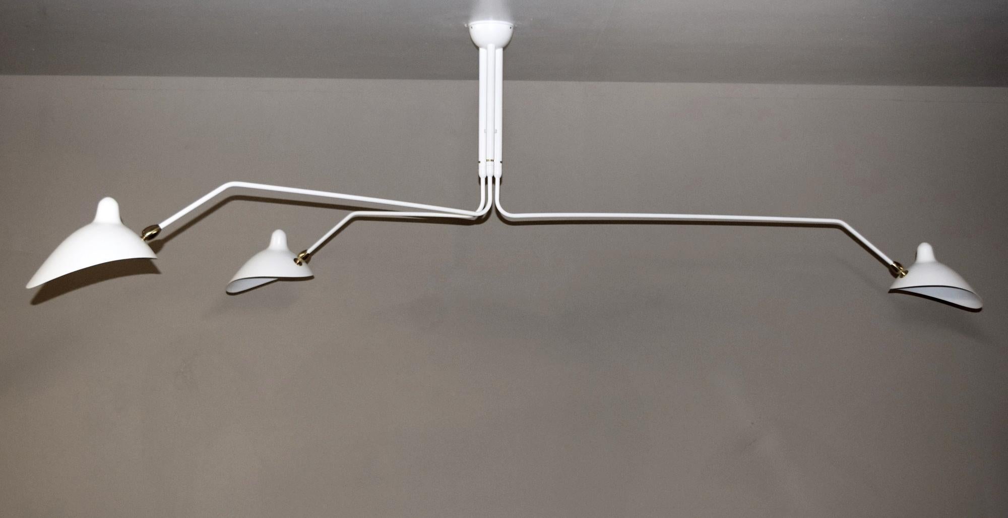 DESCRIPCIÓN: 
Sencilla y elegante, esta lámpara de techo es un complemento espectacular para una gran variedad de ambientes. Con tres brazos giratorios de distintas longitudes y cabezales que giran y se inclinan, esta lámpara es capaz de proyectar