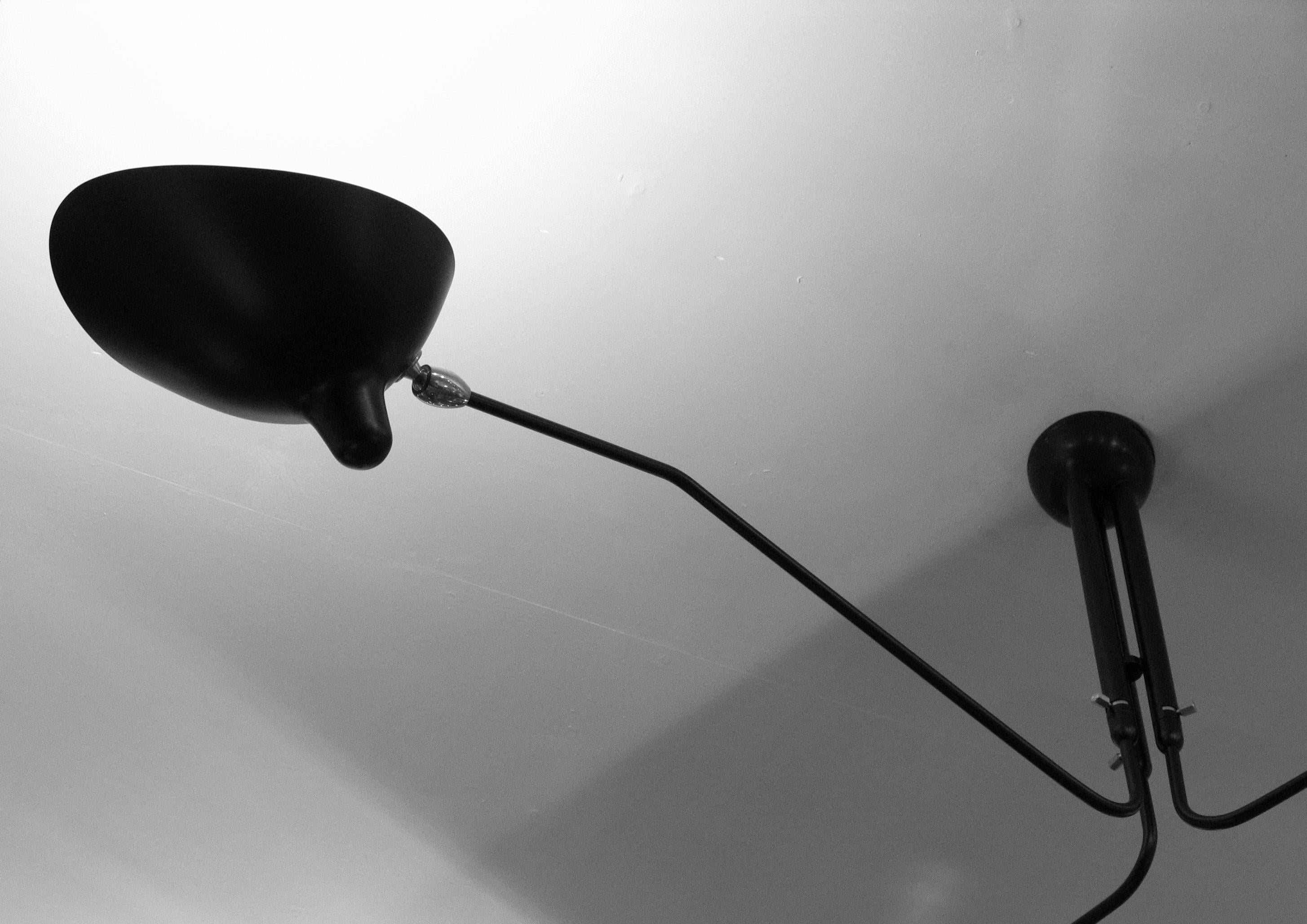 Serge Mouille - Lampada da soffitto con 3 bracci rotanti in nero cablata per il mercato statunitense. In condizioni Nuovo in vendita a Stratford, CT